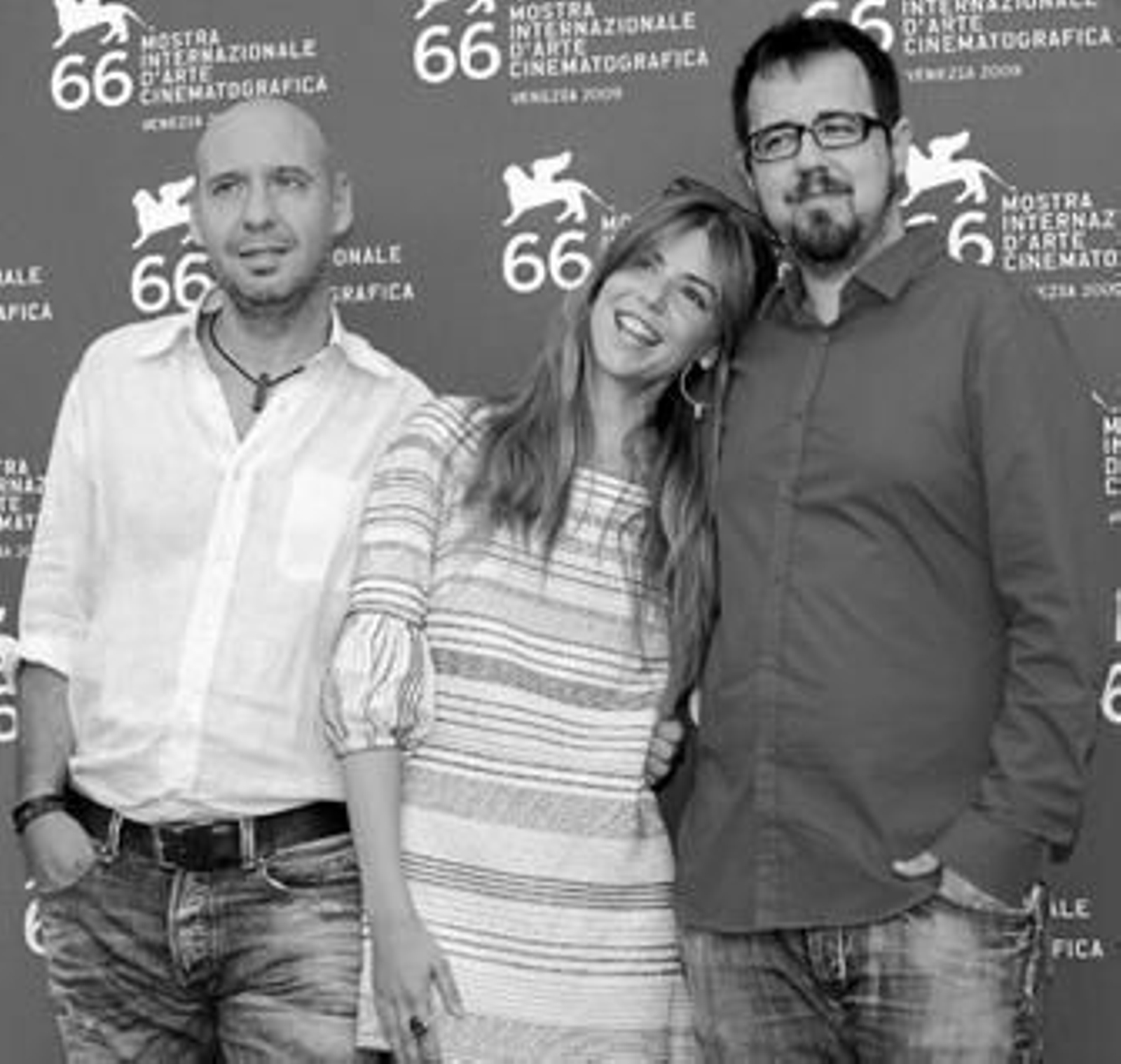 Manuela Velasco, entre Jaume Balagueró (izda.) y Paco Plaza, ayer, en Venecia.