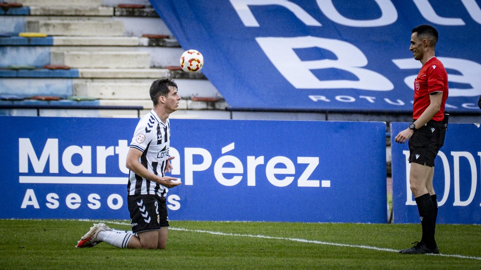 Las imágenes del partido de fútbol entre el San Fernando Club Deportivo y la Balompédica Linense