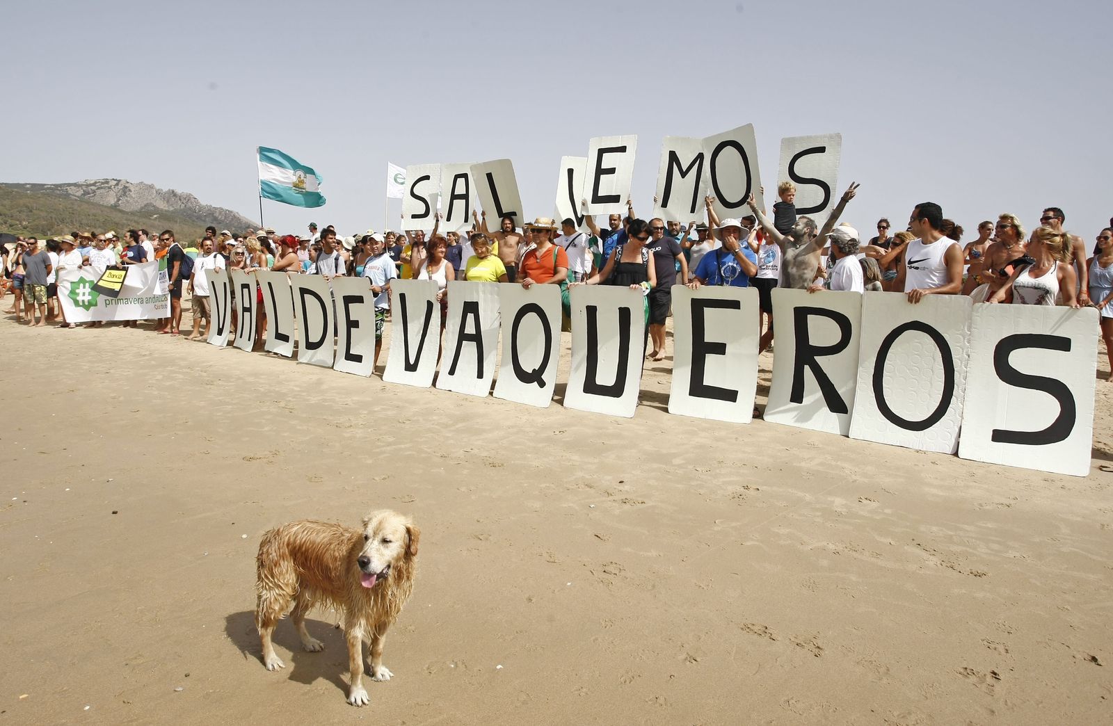 Una de las manifestaciones de ciudadanos contra el Plan Parcial de Valdevaqueros.