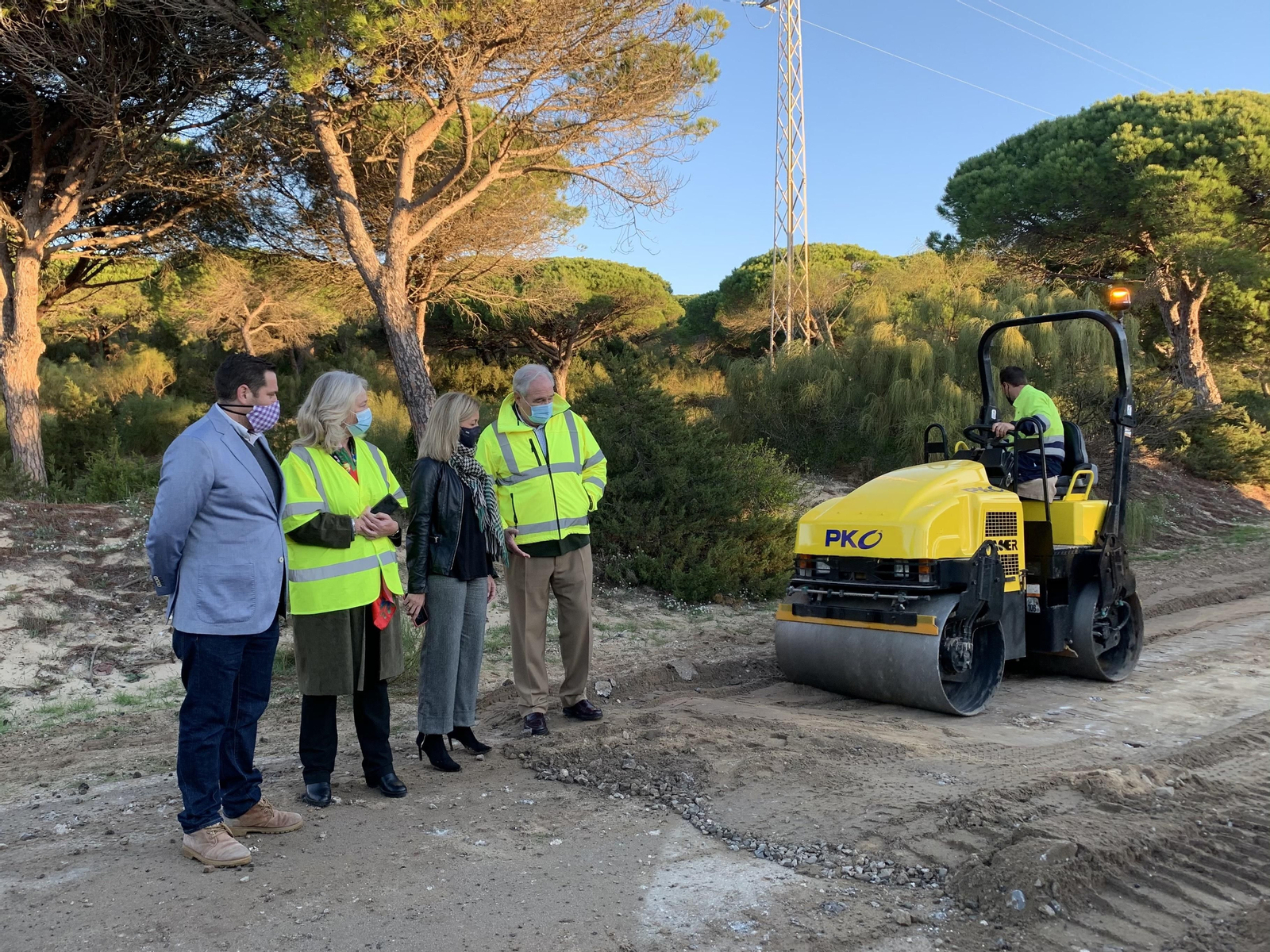 Obras en el carril de acceso a Paloma Baja, en Tarifa.