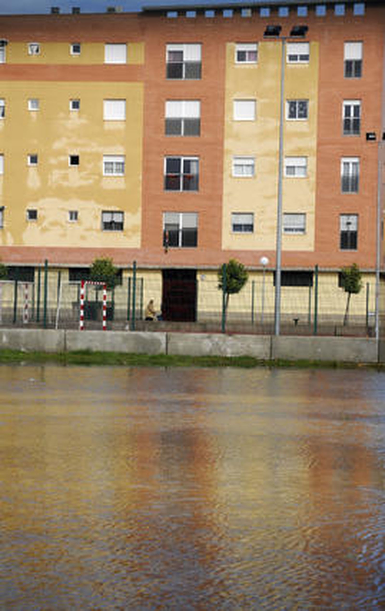 Agua acumulada en un parque con una pista de fútbol y un edificio al fondo.

Foto: J. C. Vázquez, B. Vargas y A. Pizarro