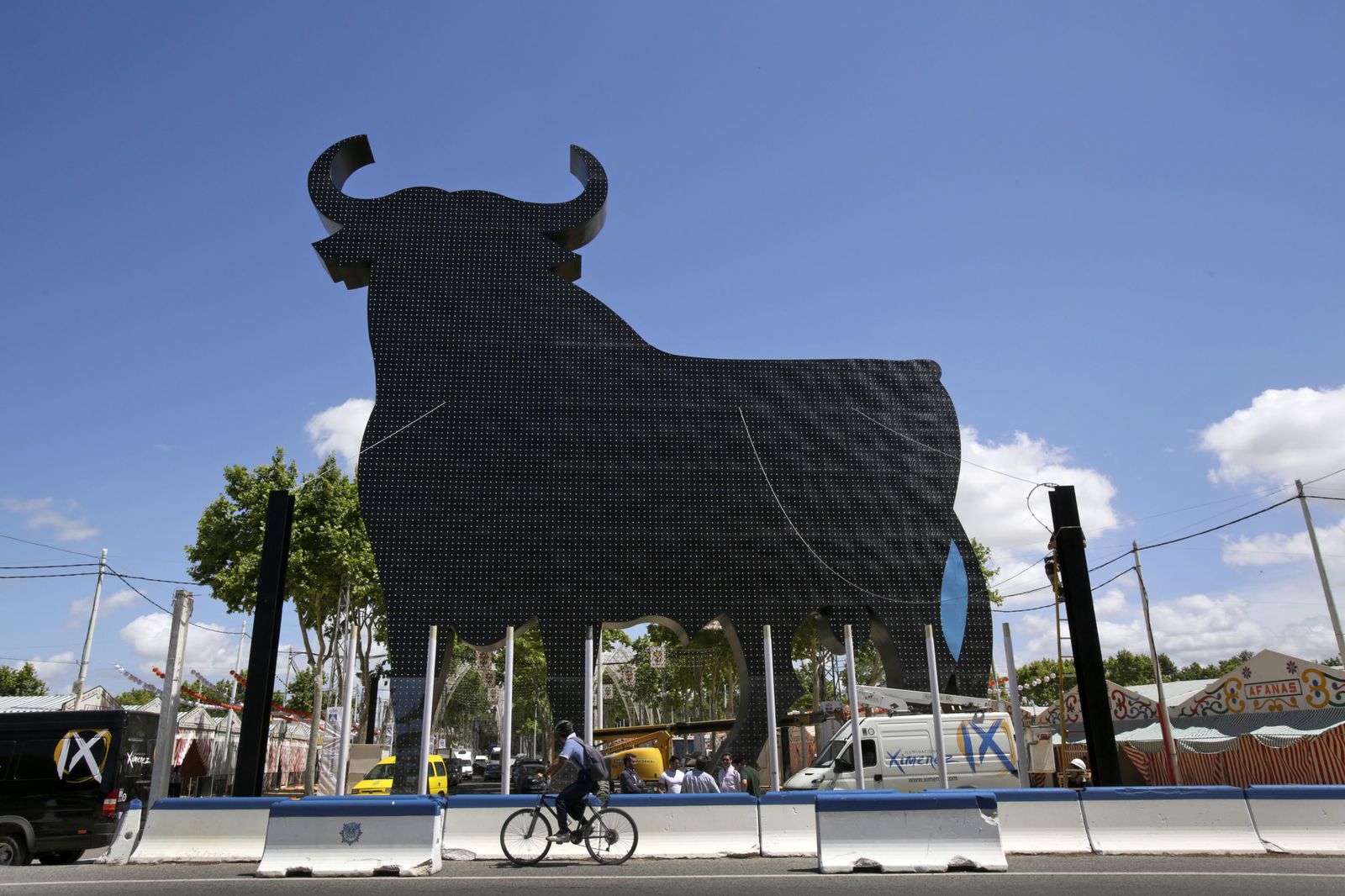 El toro de Osborne se ha convertido ya en una imagen habitual a la entrada del recinto ferial de Las Banderas en El Puerto.