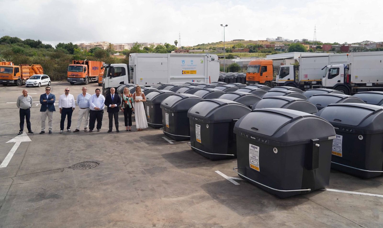Los responsables municipales, junto a los nuevos contenedores.