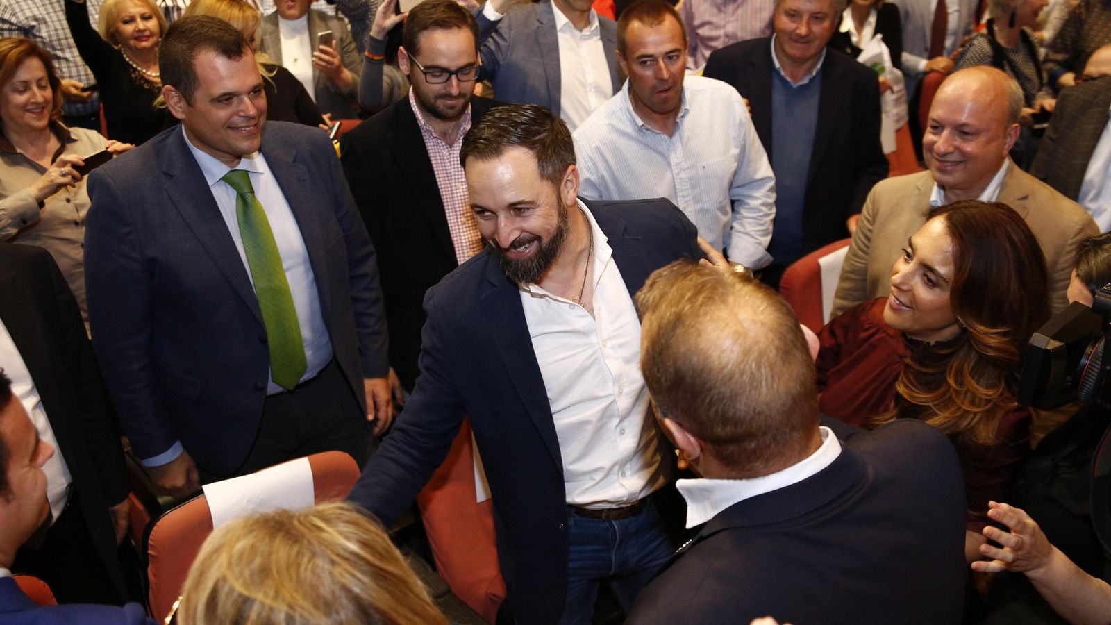 Onofre Miralles, con corbata verde tras el líder nacional de Vox