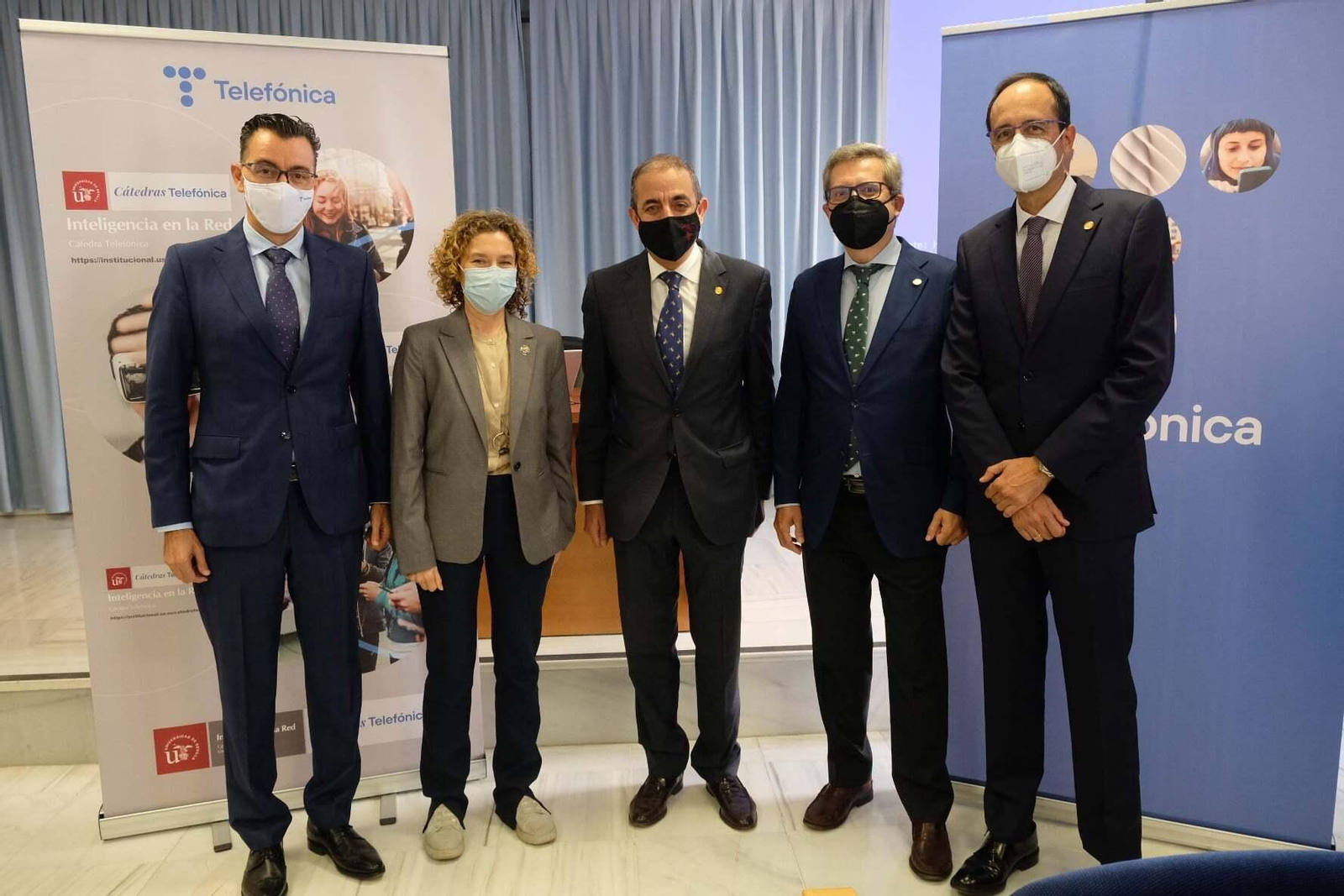 Joaquín Segovia Alonso, director del Territorio Sur de Telefónica; María Isabel Hartillo, vicerrectora de Transformación Digital de la Universidad de Sevilla; Miguel Ángel Castro, Rector Magnífico de la Universidad de Sevilla; Carlos León de Mora, director de la Cátedra Telefónica de la Universidad de Sevilla, y José Luis Sevillano, director de la Escuela Técnica Superior de Ingeniería Informática de la US.