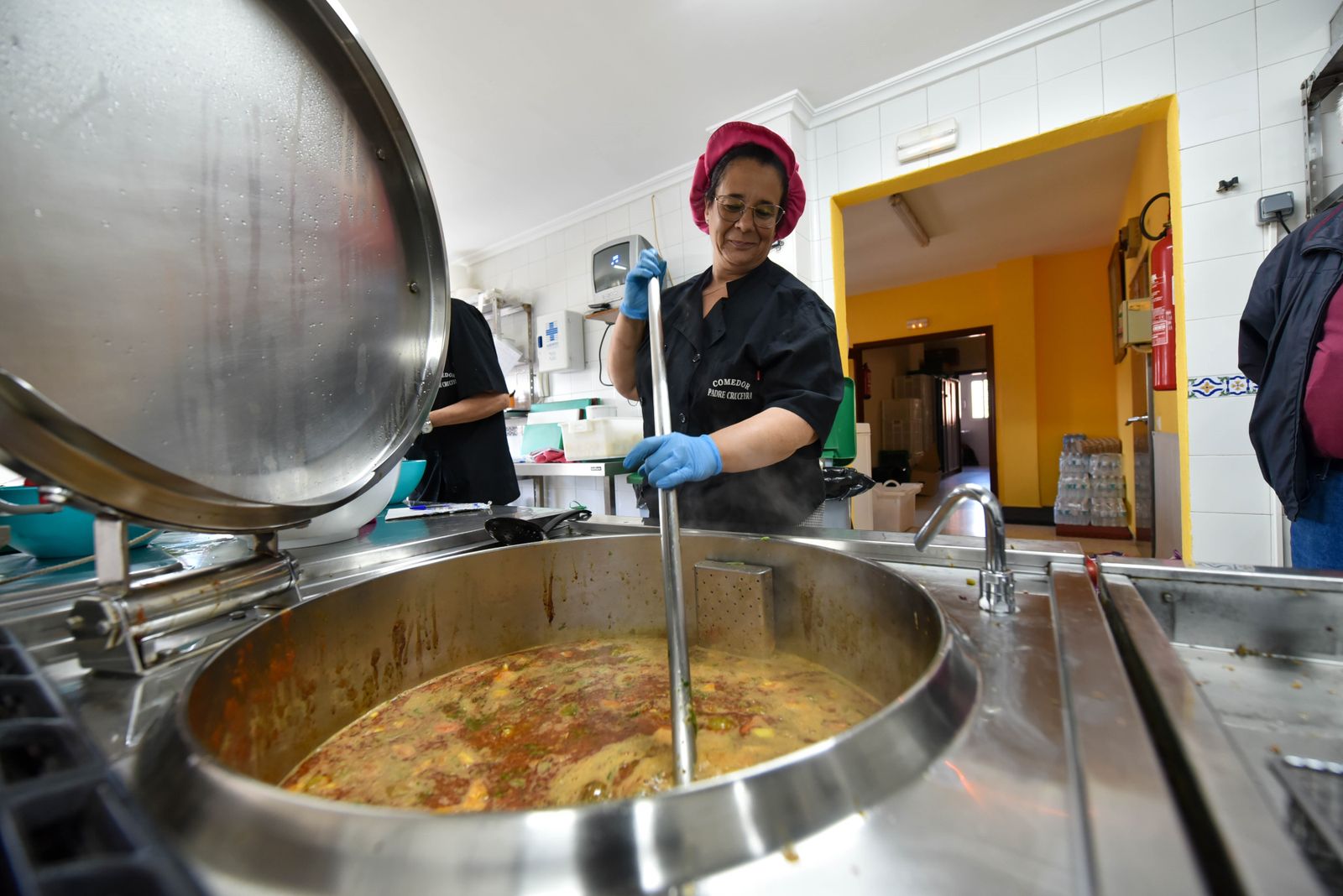 El personal cocina unas lentejas pocos días después de la reapertura al público tras la pandemia.