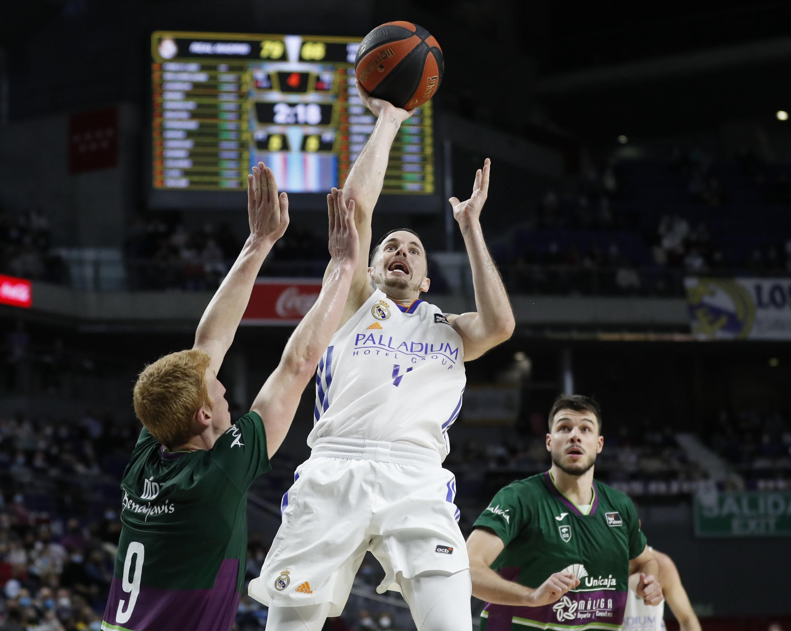 Heurtel lanza por encima de Alberto Díaz este domingo.