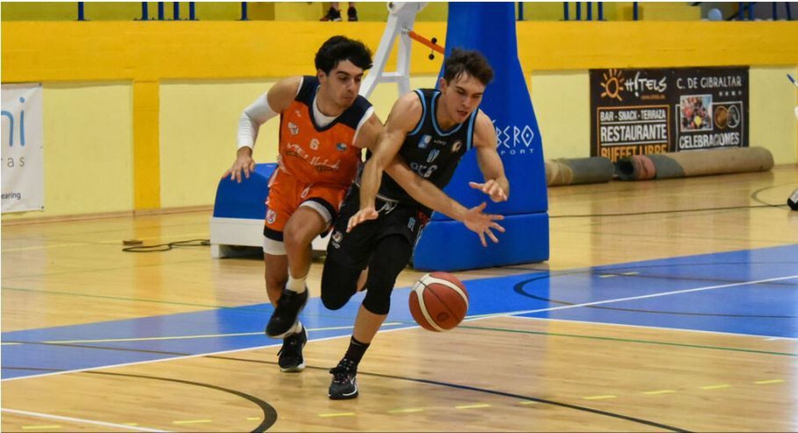 Eugenio Egea pugna con Xavi López en el partido de la primera vuelta