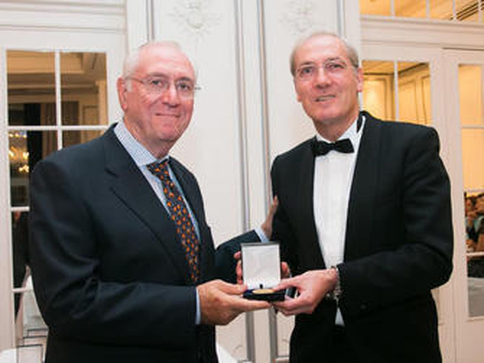 El Foro Europa 2001 concede su medalla al cirujano Blas Carrillo