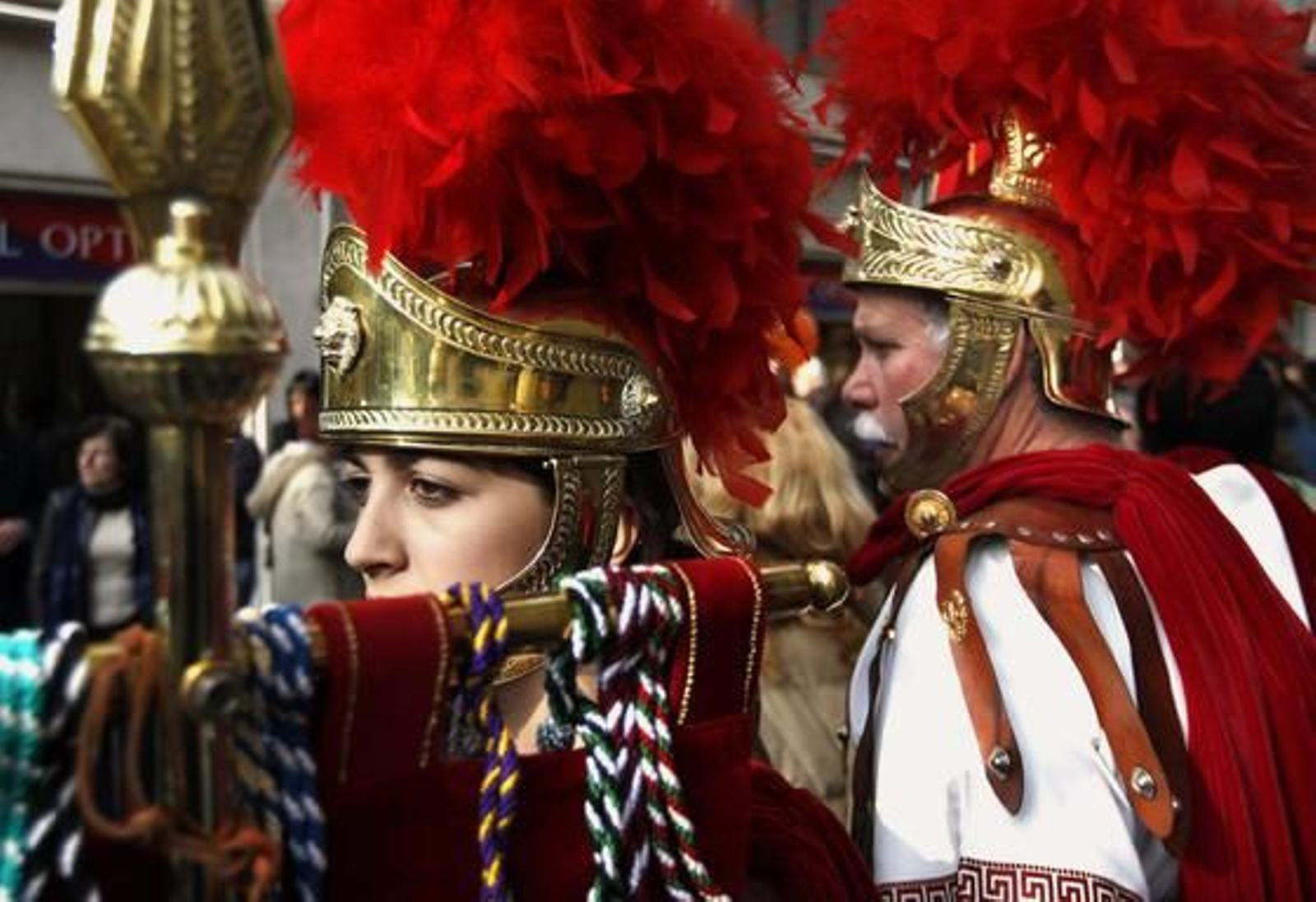 Setenta bandas procesionales de toda España desfilan por Sevilla. / EFE