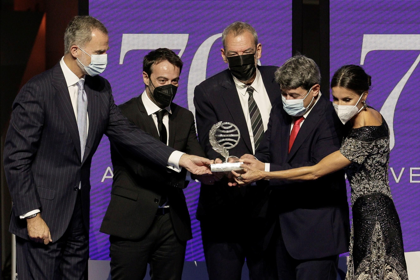 Los Reyes de España entregan el Premio Planeta a los tres escritores que se agrupan bajo el seudónimo de Carmen Mola.