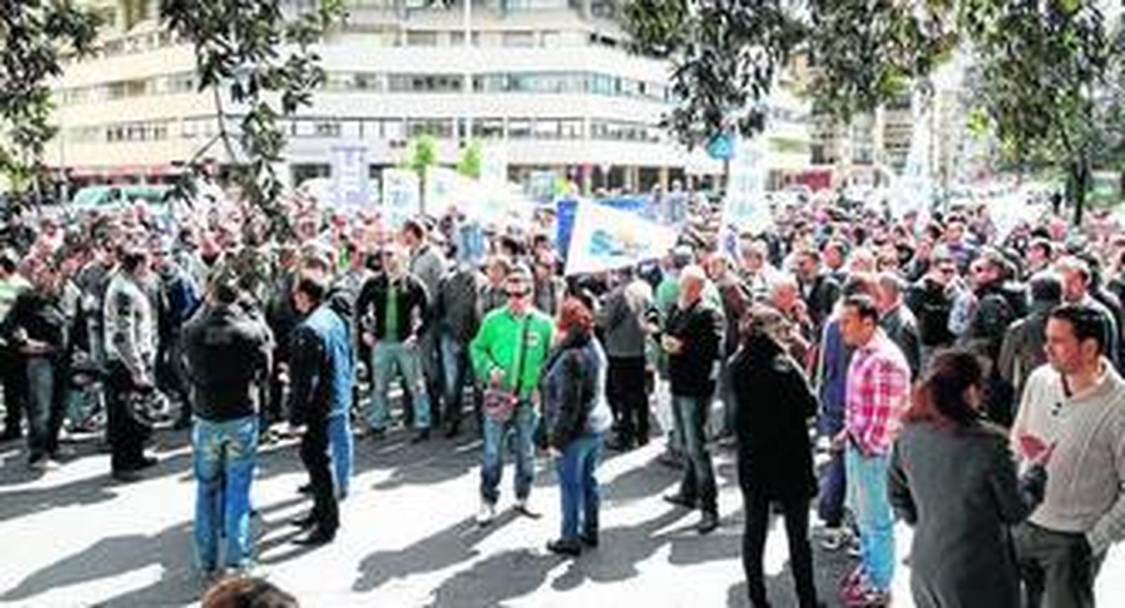 Los policías cortan el tráfico de la rotonda de Blas Infante, al mediodía de ayer.