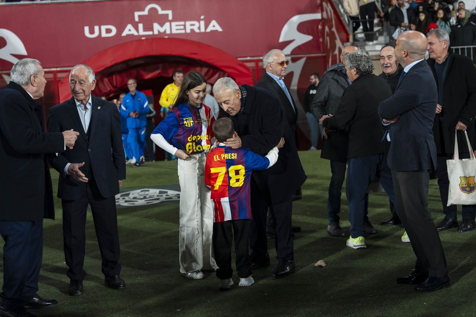 Fotogalería del partido homenaje a Guillermo Blanes entre los veteranos de la UD Almería y el FC Barcelona