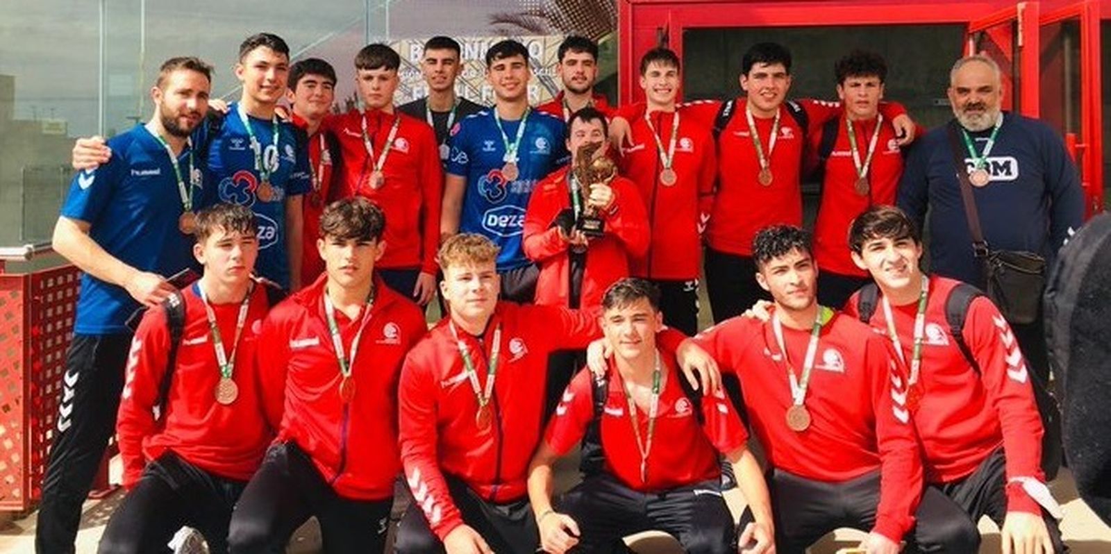 Los jugadores del Cajasur CBM juvenil posan con sus medallas de bronce.