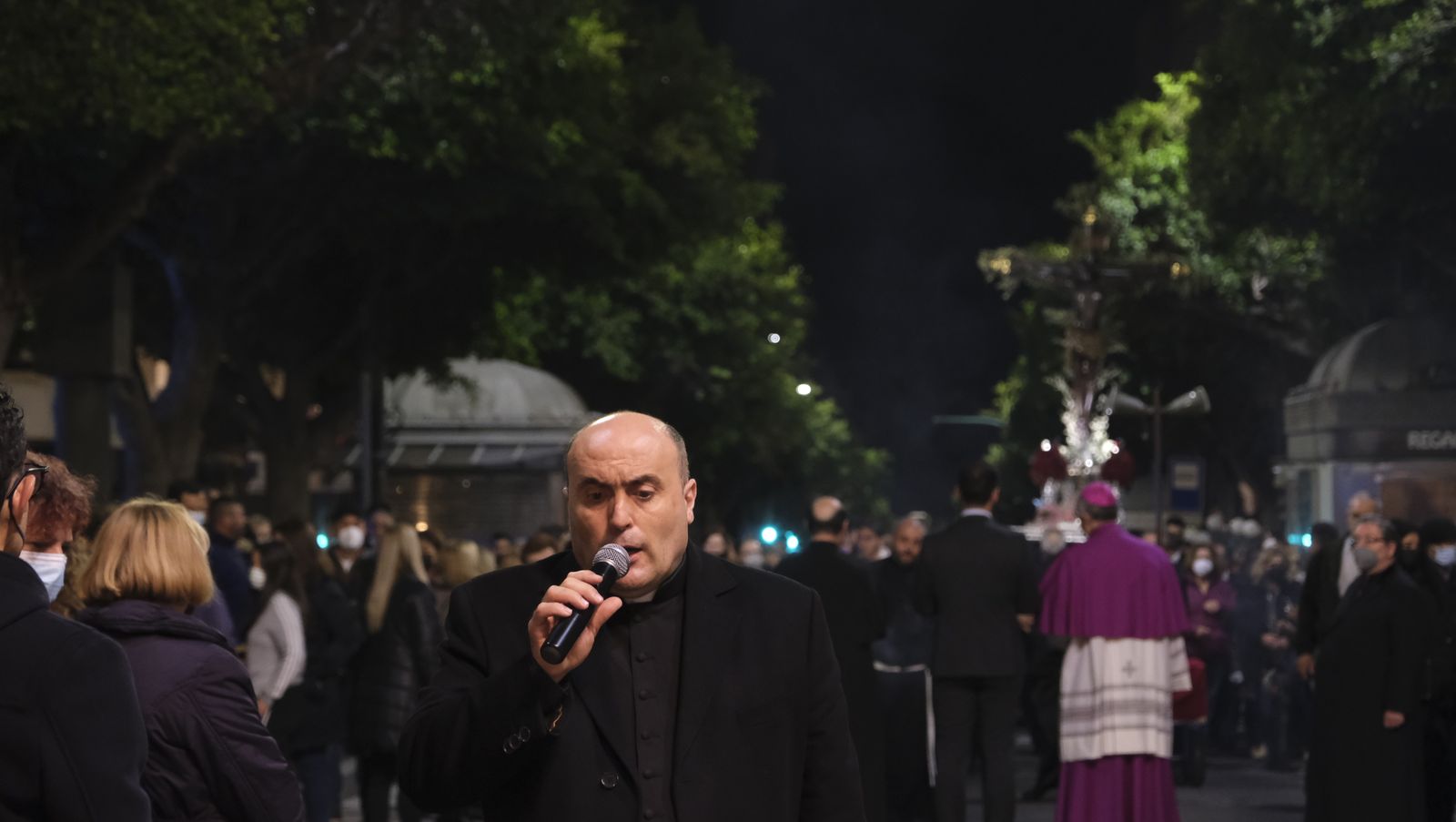 Procesión del Vía Crucis del Santo Cristo de la Escucha en Almería, en imágenes.