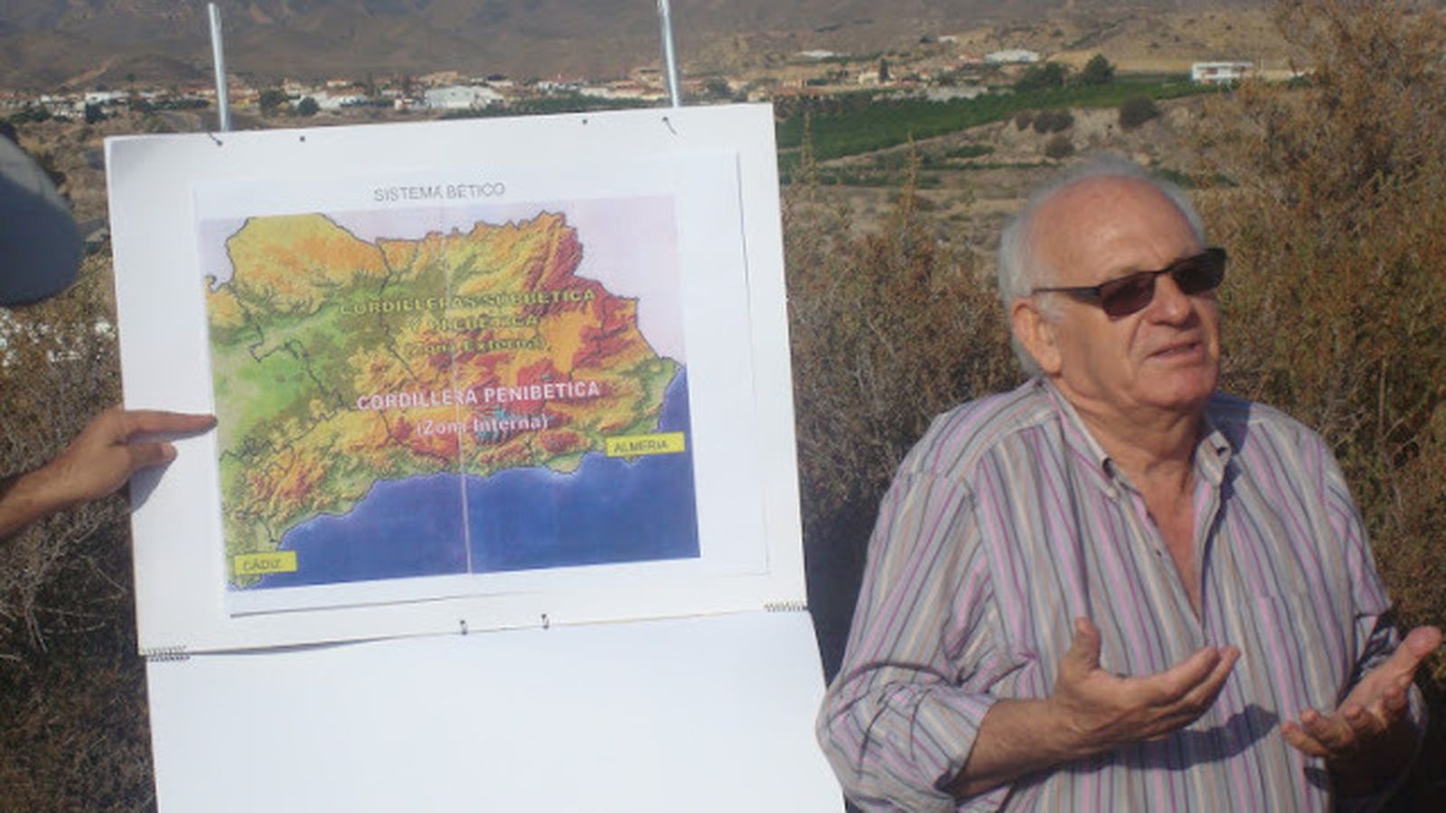 Gabriel Martínez durante una charla sobre El Argar hace unos años.