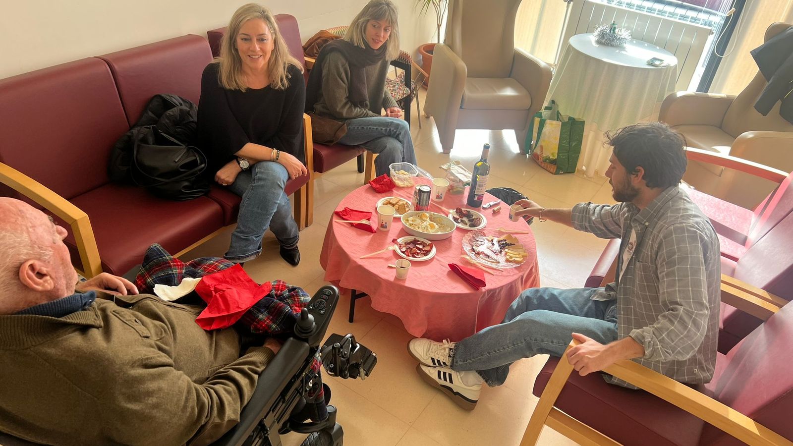 Una familia comparte la cena con su familiar.