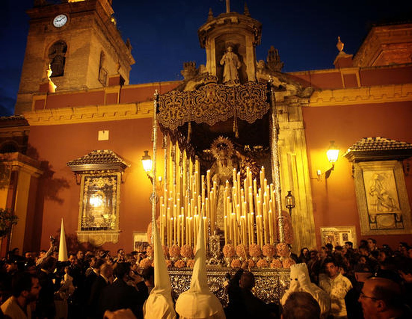 Nuestro Padre Jesús ante Anás y María Santísima del Dulce Nombre salen de San Lorenzo para realizar su Estación de Penitencia. 

Foto: Juan Carlos Muñoz