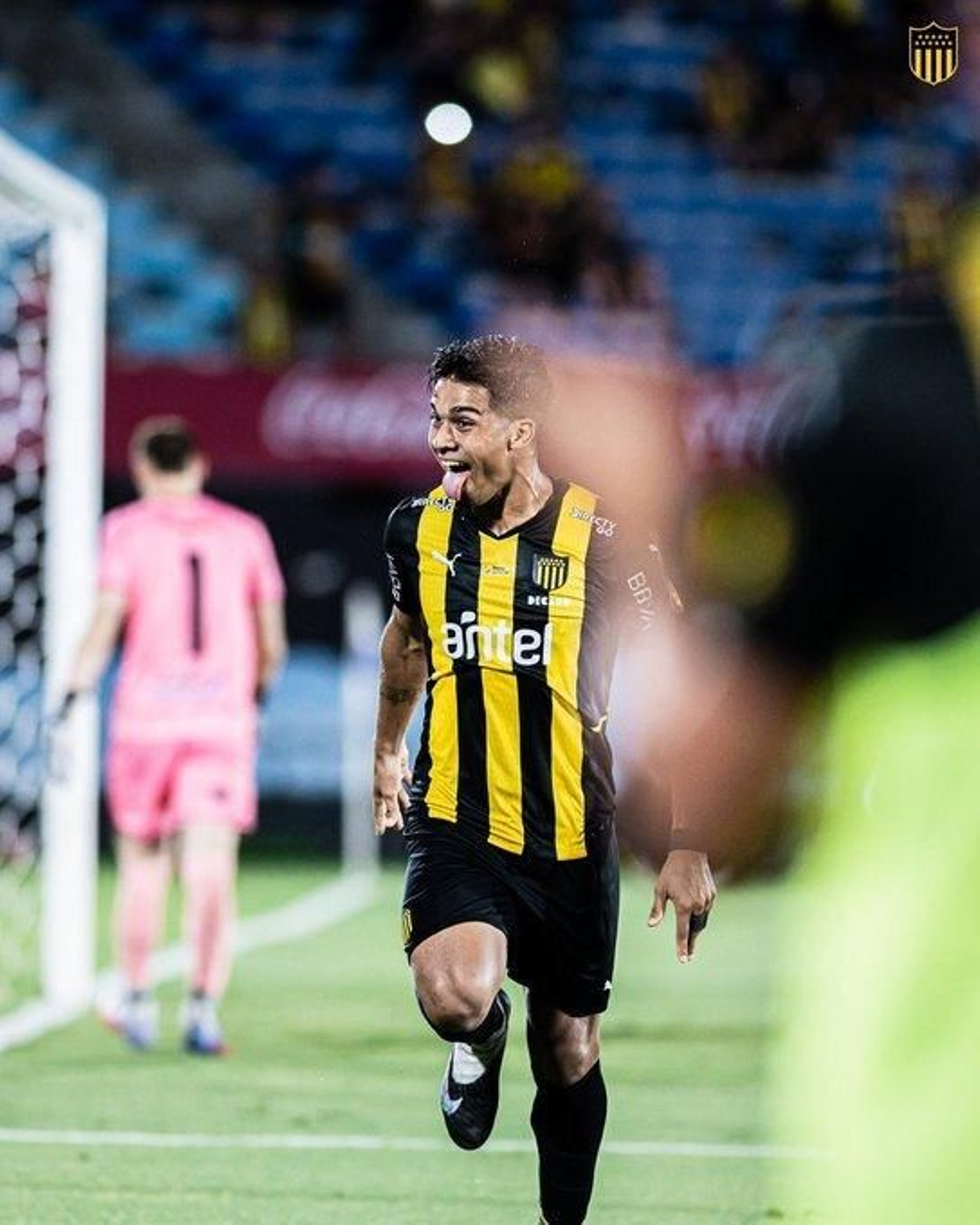 Matías Arezo celebra un gol con Peñarol.