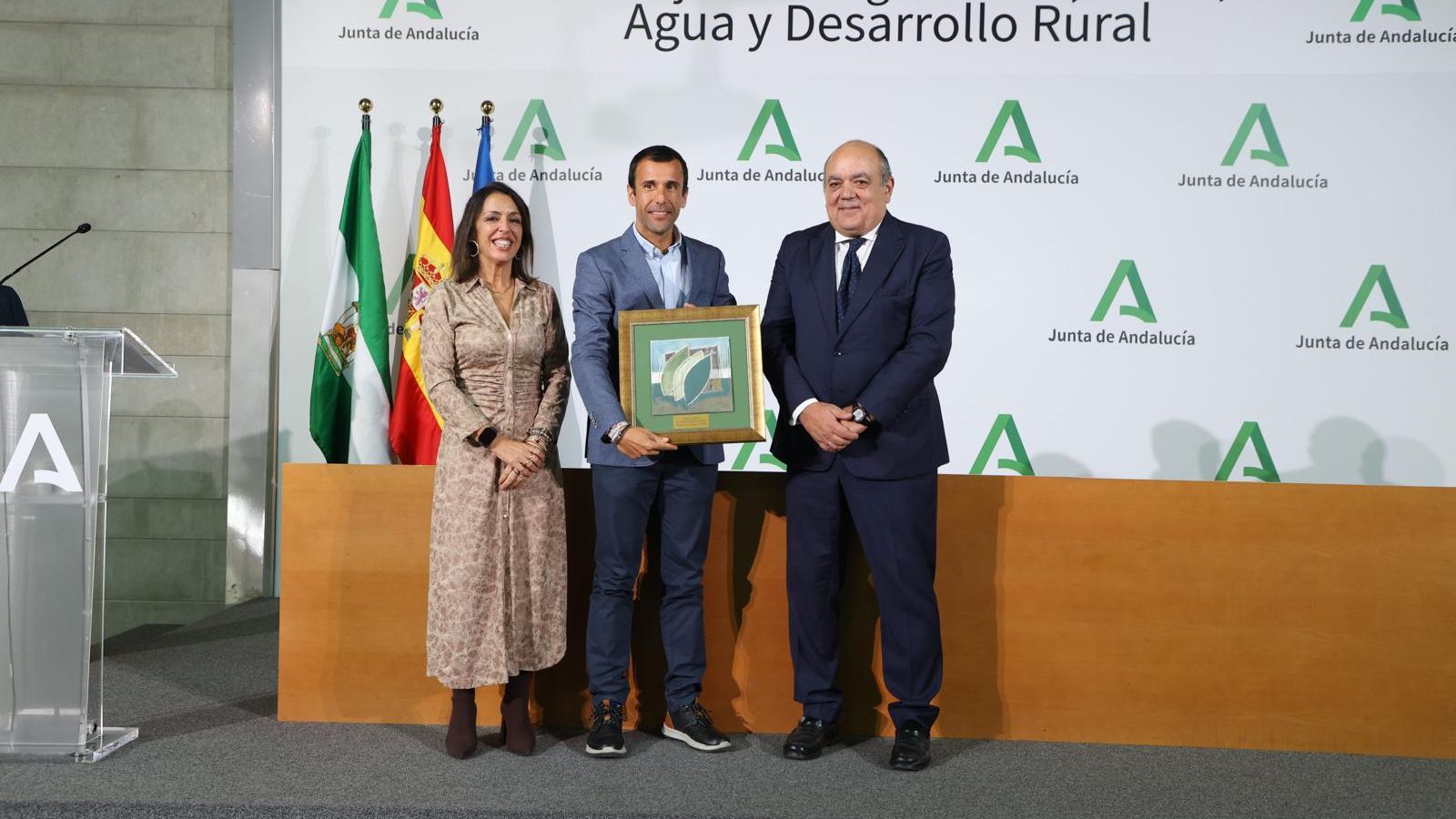 Marta Bosquet y José María Gallart entregan el premio a Diario de Almería.