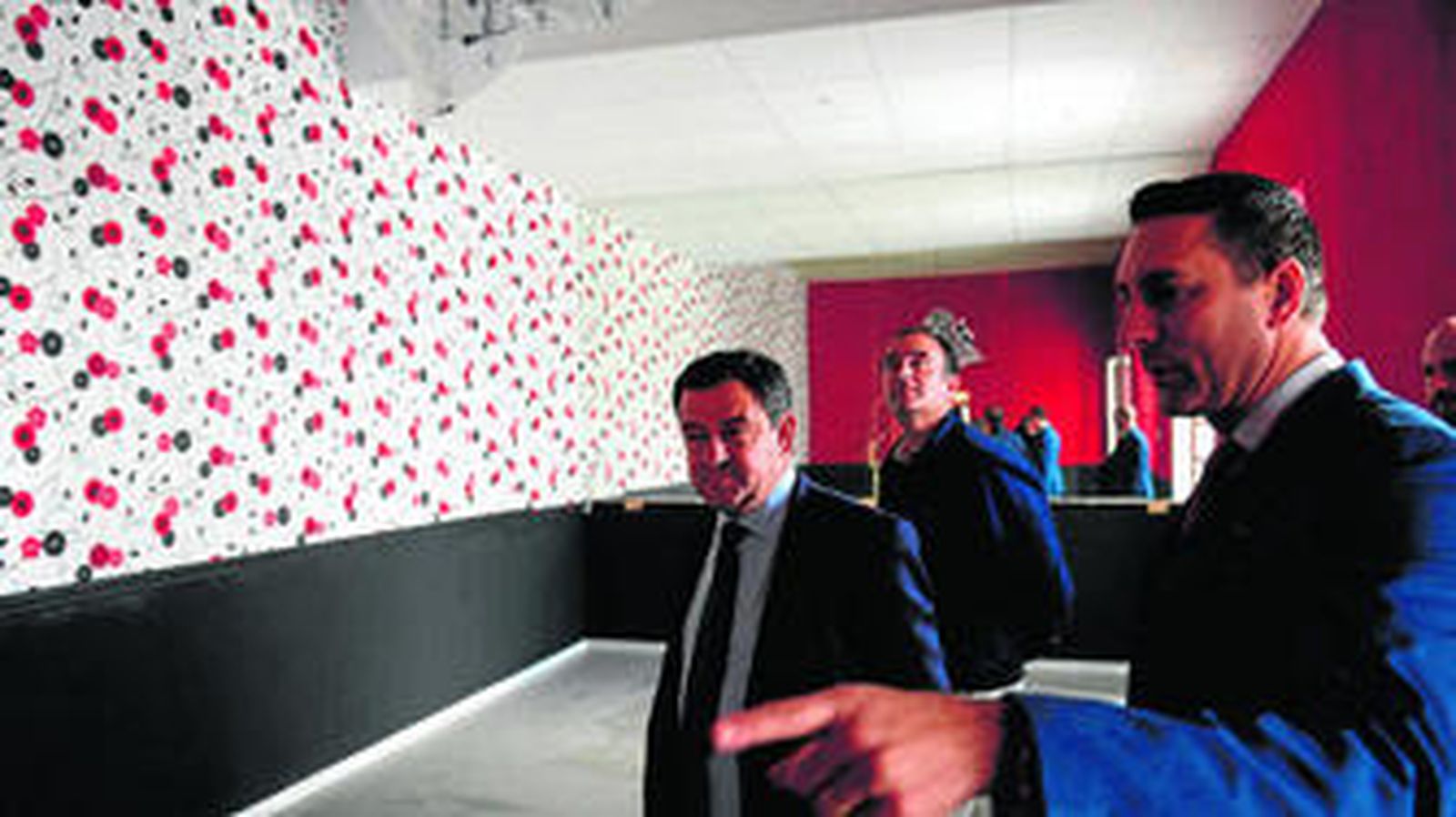 1. El alcalde, junto al delegado de Desarrollo de la Ciudad, comprueba cómo marchan las obras en la planta baja del futuro 'La Mariquita luxury', acompañado de Diego Mateos. 2. Imagen del enorme jardín con el que cuenta la finca número 183, que se usará para los banquetes que también ofrecerá este establecimiento. 3. Diego Mateos, junto a Francisco Navarro, posan tras uno de los ventanales de la planta baja del edificio señorial donde abren su nuevo negocio.  /fotos: elías pimentel