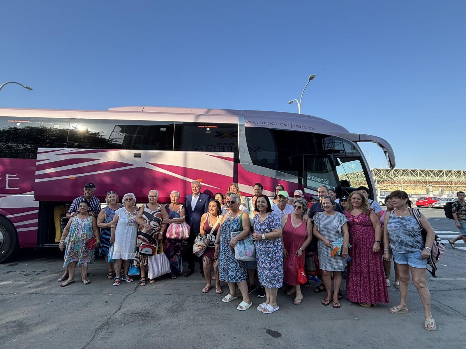 Participantes en uno de los viajes a la playa programados por el Ayuntamiento de Sevilla este verano.
