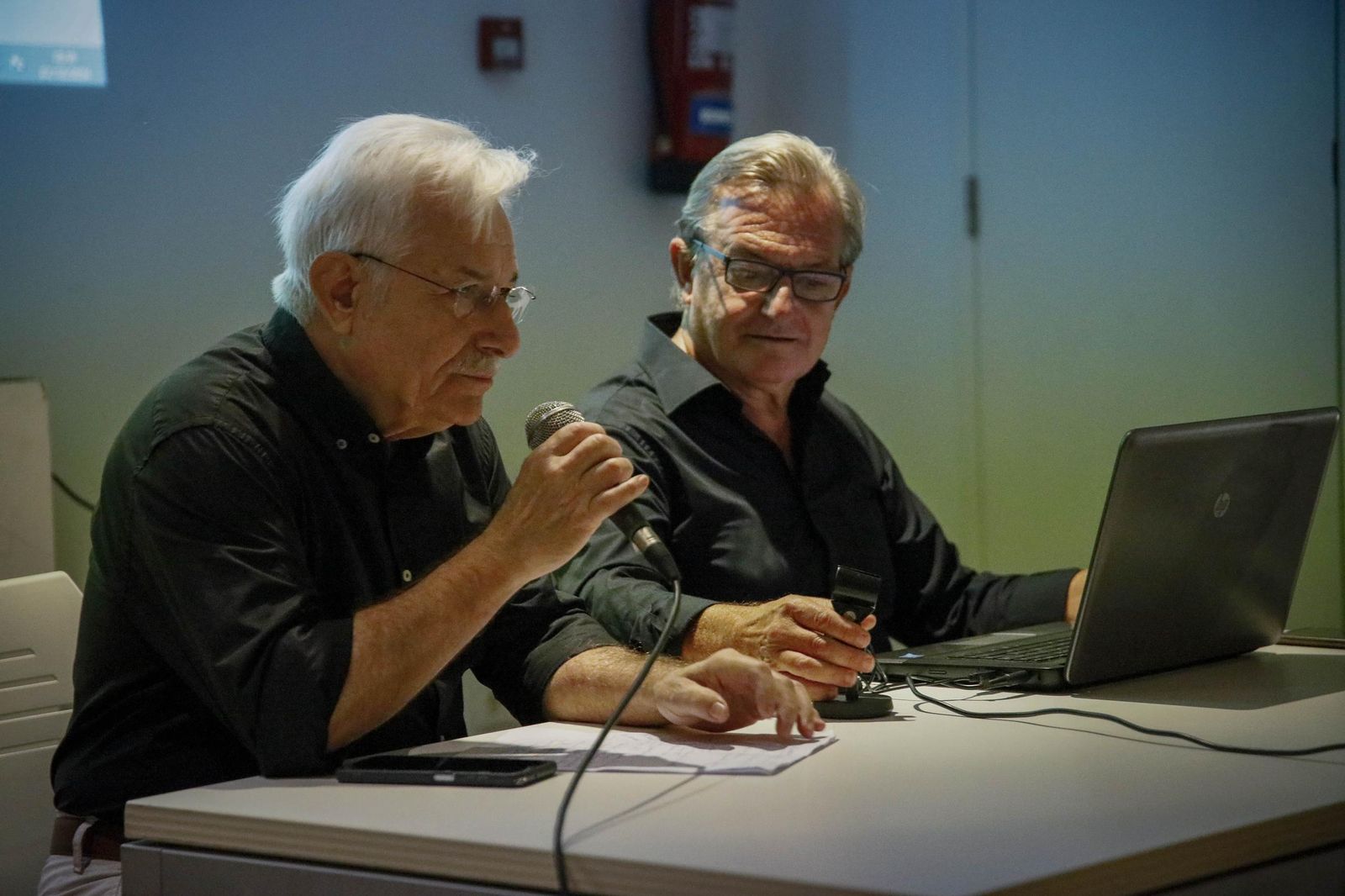 Las imágenes de la conferencia dentro de la "Semana Cultural Puerta Europa" de Ginés Valera en Almería