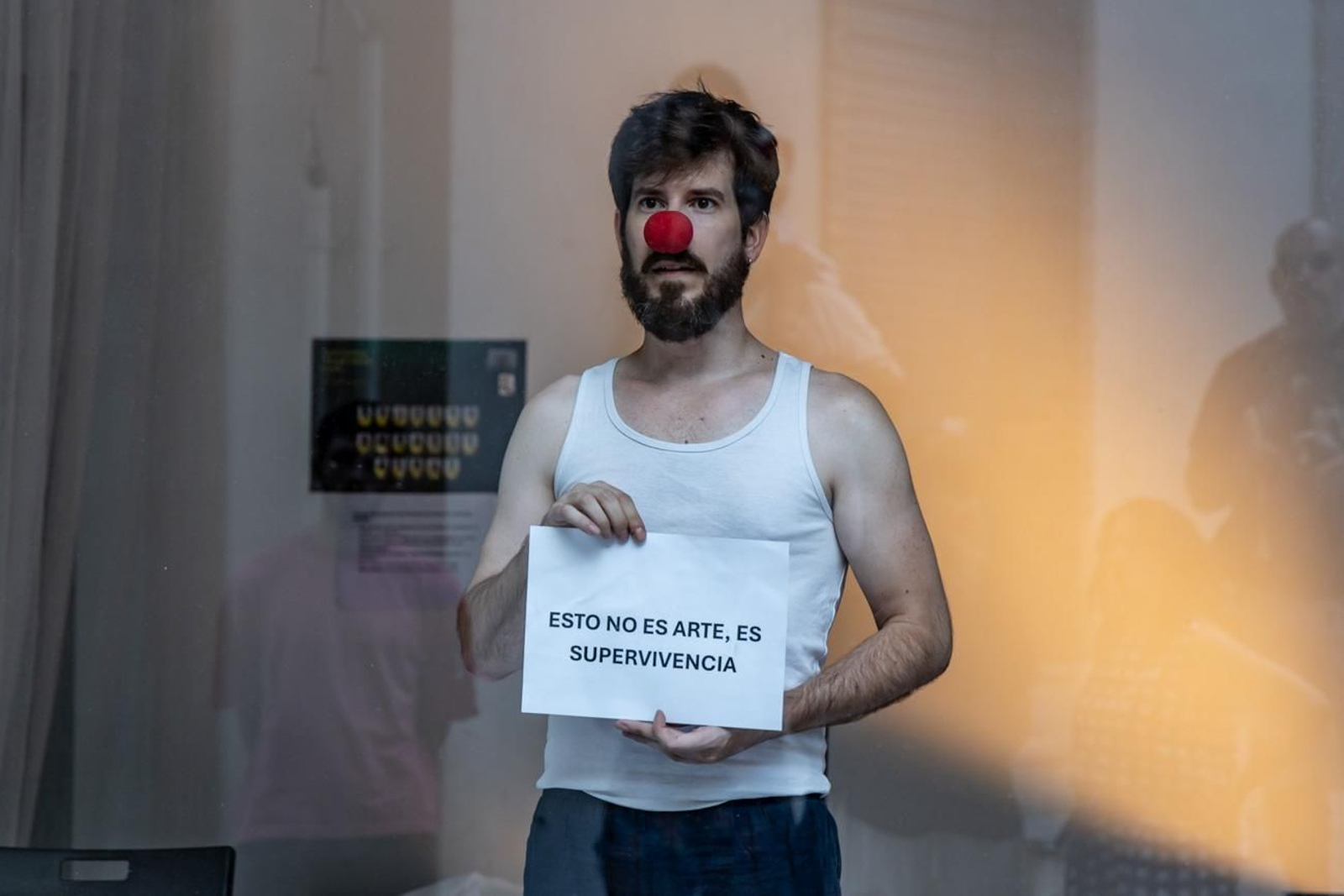 El escaparate que denunció la precariedad cultural: así fue la protesta artística de Manuel Sutil
