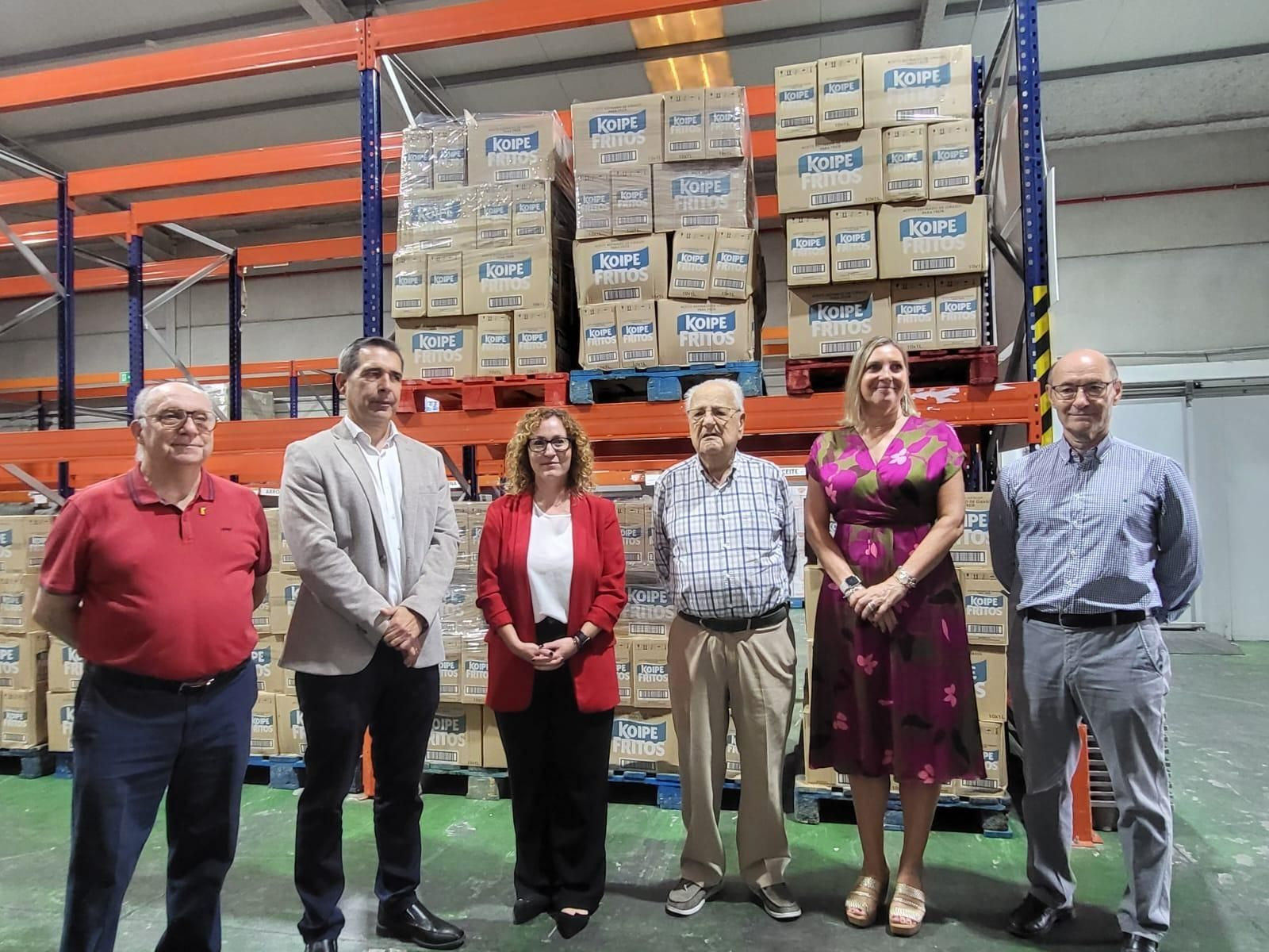 Representantes de la Fundación Cepsa, la Mancomunidad y Arcgisa, en el Banco de Alimentos. Representantes de la Fundación Cepsa, la Mancomunidad y Arcgisa, en el Banco de Alimentos.