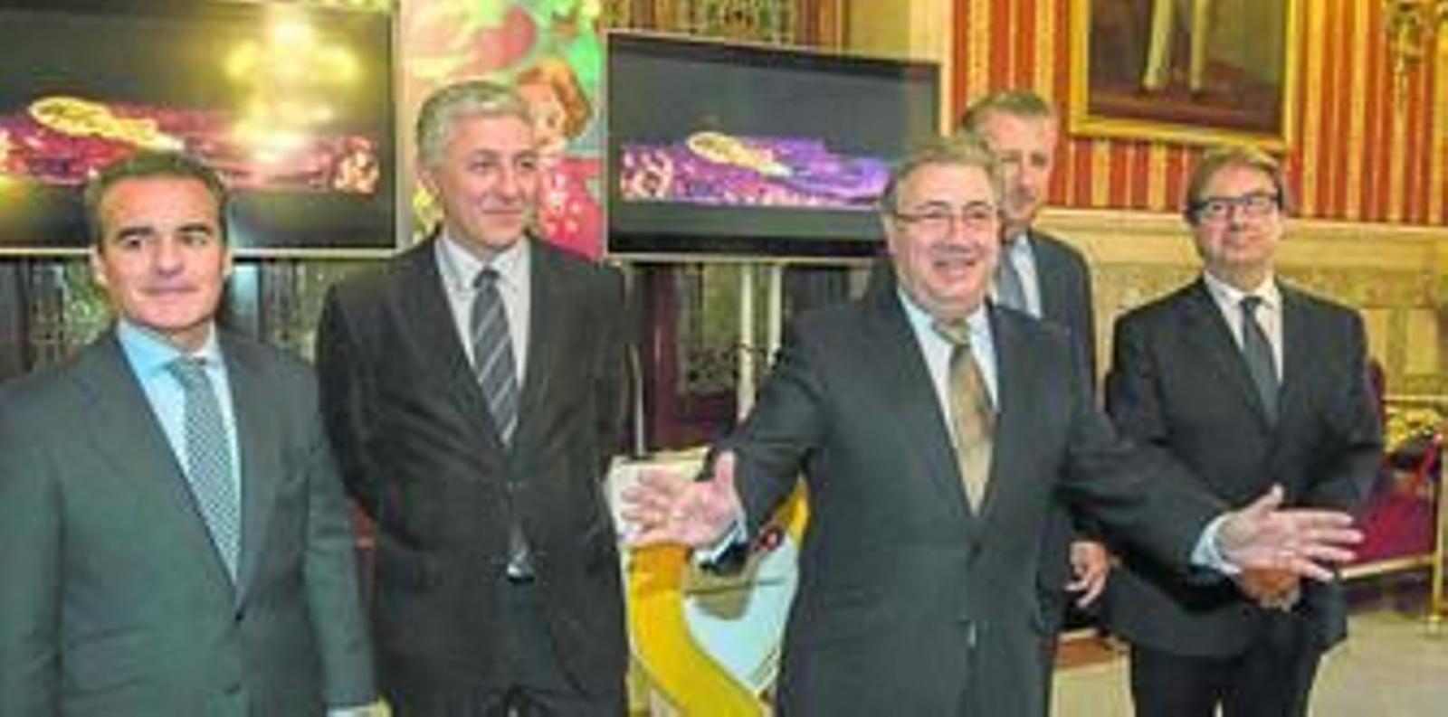 Rafael Herrador, director territorial de Caixabank; Maximiliano Vílchez, delegado de Urbanismo; Juan Ignacio Zoido, alcalde de Sevilla; Jesús Maza, gerente de Emasesa; e Iñaki San Martín, director comercial de Acciona Agua, durante la presentación del 'mapping'.