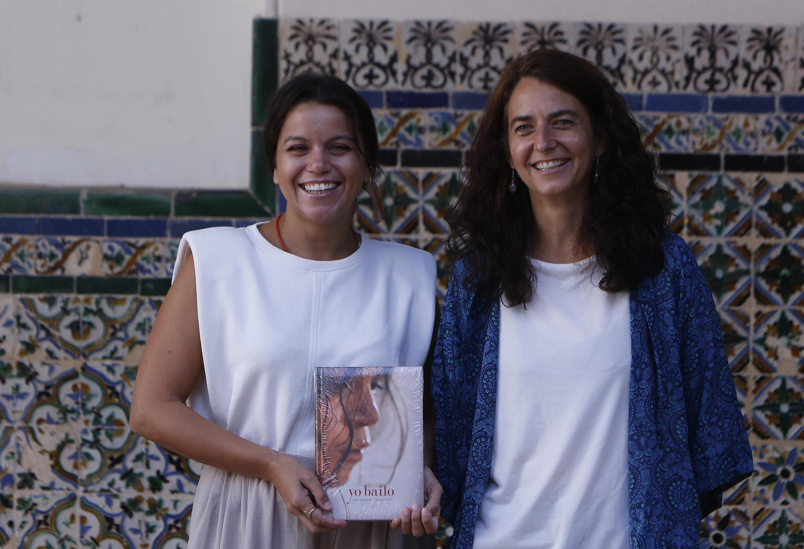María Moreno, con un ejemplar del libro, y Susana Girón, en el Espacio Santa Clara.