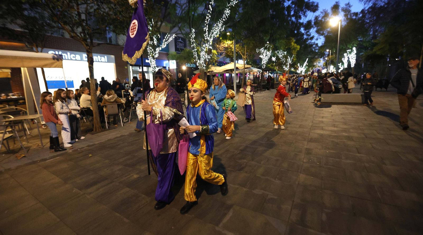 Fotos del heraldo de los Reyes Magos y su corte de beduinos en Algeciras