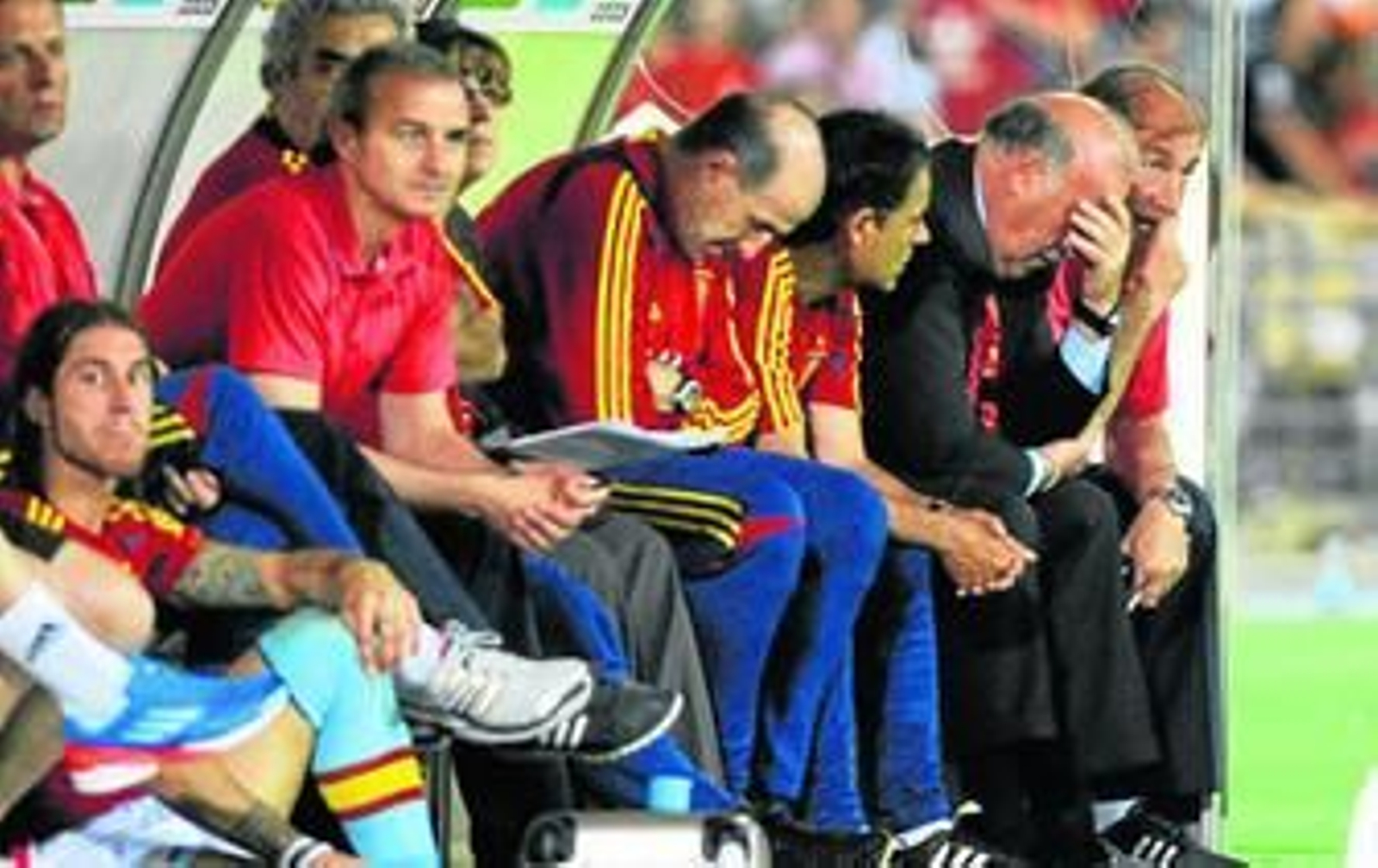 El seleccionador Vicente del Bosque realiza un gesto de preocupación con sus ayudantes a su lado.