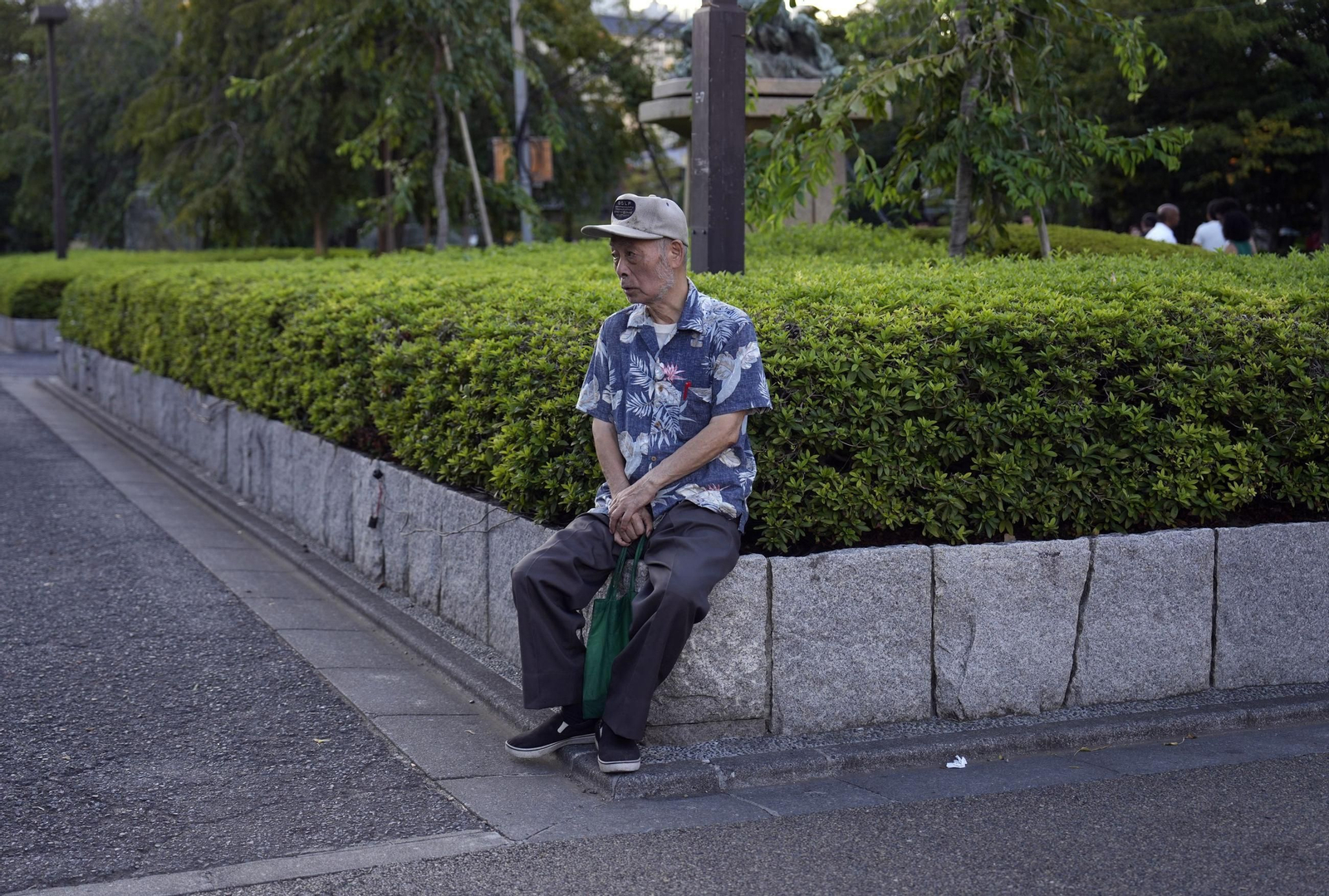 Un anciano sentado en el distrito de Asakusa, en Tokio.