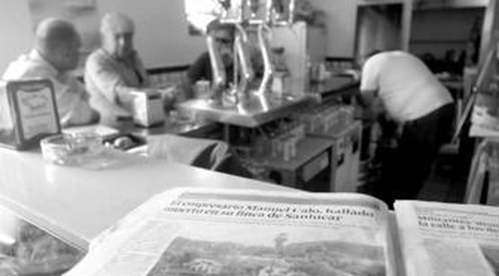 El suceso acapara las páginas de los diarios y las conversaciones en bares y otros establecimientos públicos del pueblo.