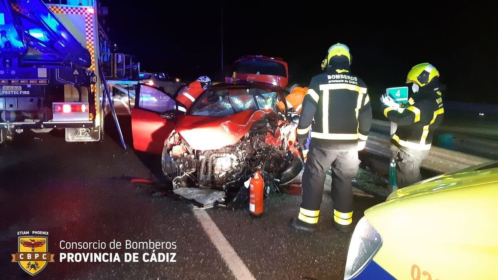 Los bomberos, durante el rescate de la joven ahora fallecida.