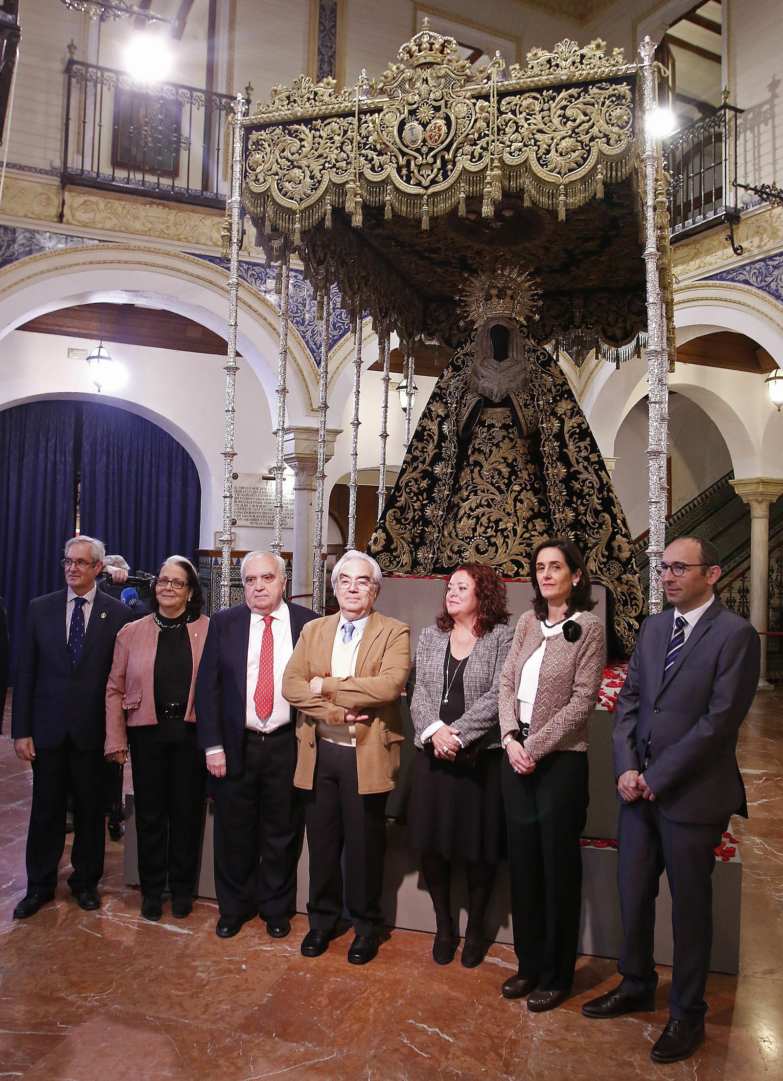 Las autoridades y los familiares durante la inauguración de la muestra.