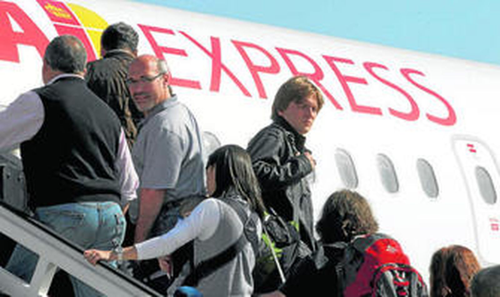Pasajeros embarcan en uno de los primeros vuelos de Iberia Express, este fin de semana.