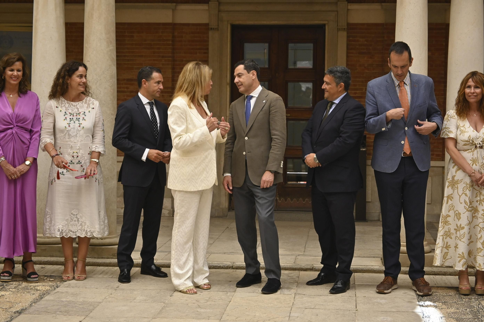 Visita de Juanma Moreno al Ayuntamiento de Huelva, en Imágenes