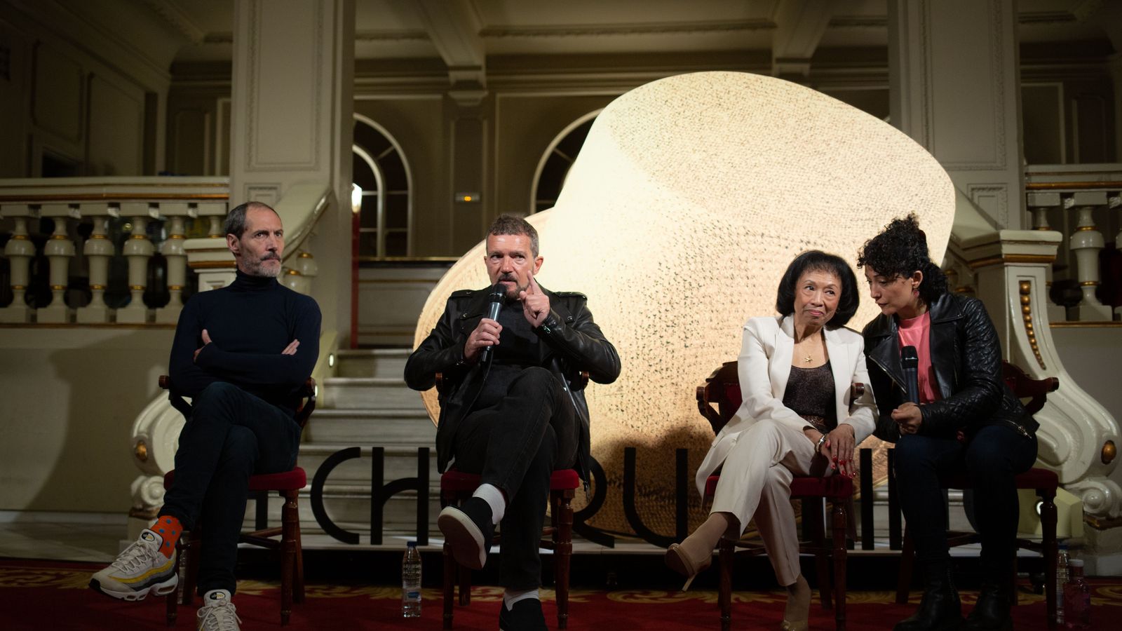 El actor Manuel Bandera junto a Antonio Banderas y Baayork Lee, codirectora de 'A Chorus Line'.