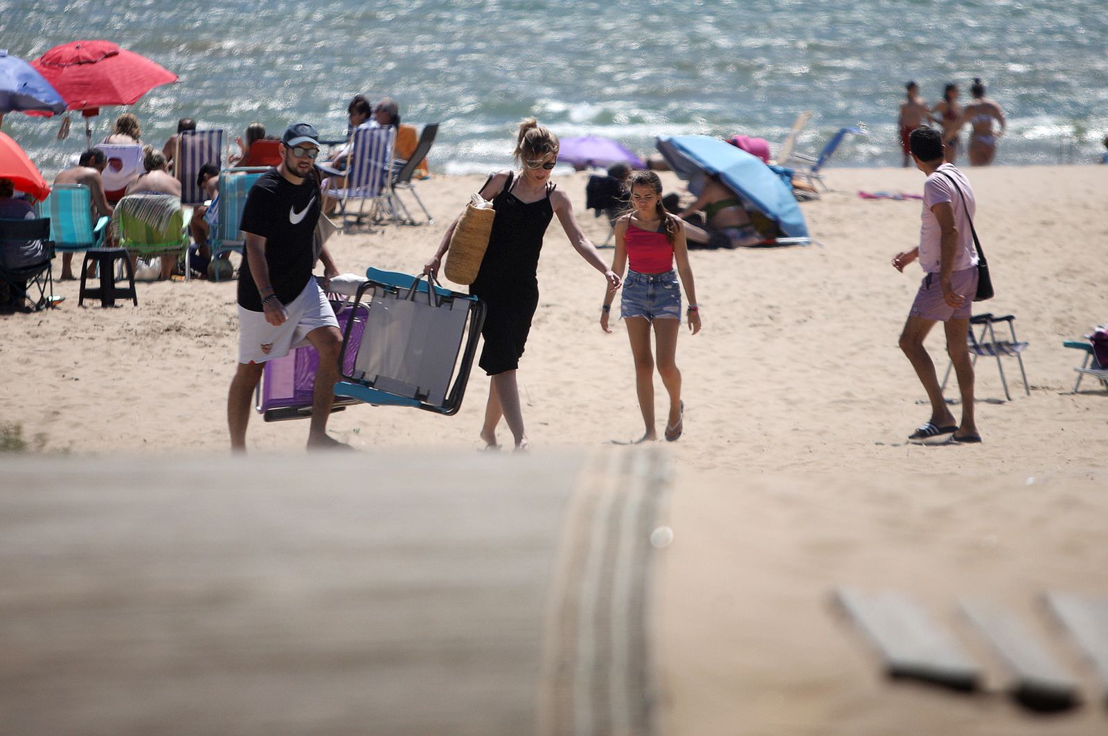 Imágenes de ambiente en la playa en la tarde del sábado