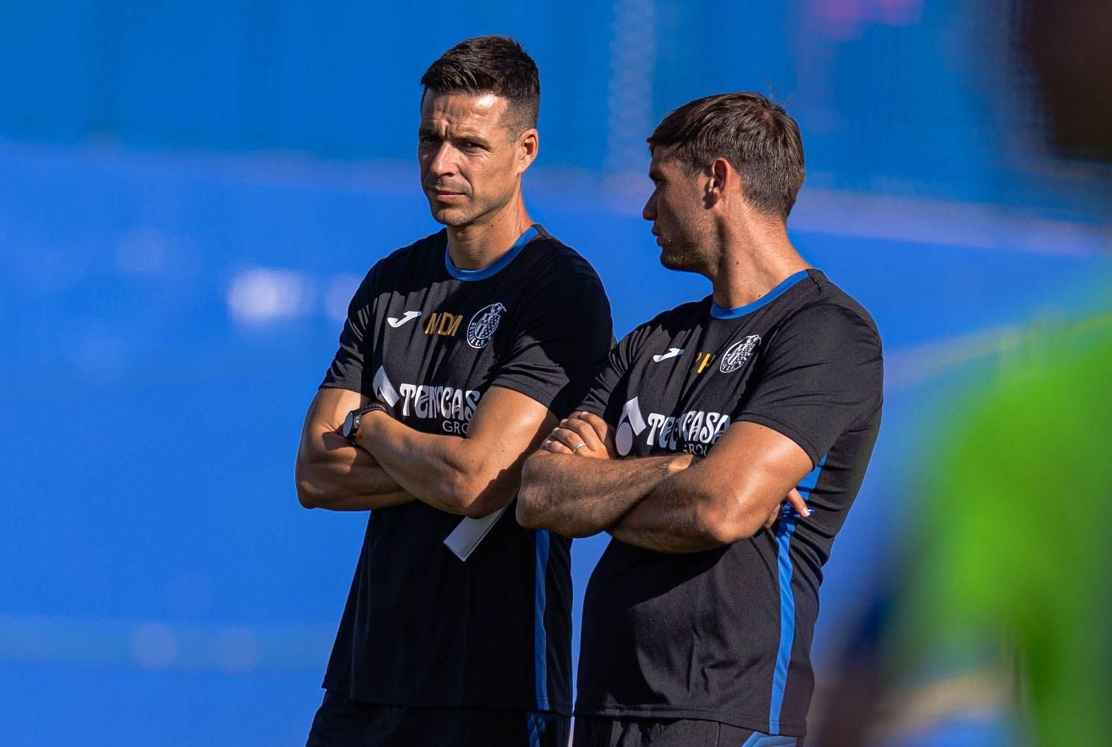 Pablo Hernandez dialoga con Manu del Moral durante una sesión de entrenamiento del conjunto azulón.