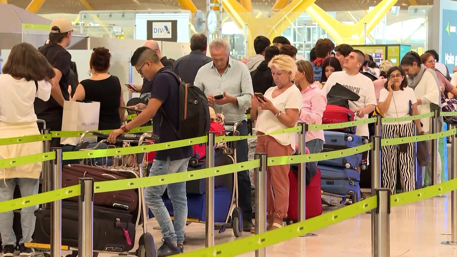 El "caos" y la "desinformación" en los aeropuertos españoles desesperan a los pasajeros El "caos" y la "desinformación" en los aeropuertos españoles desesperan a los pasajeros