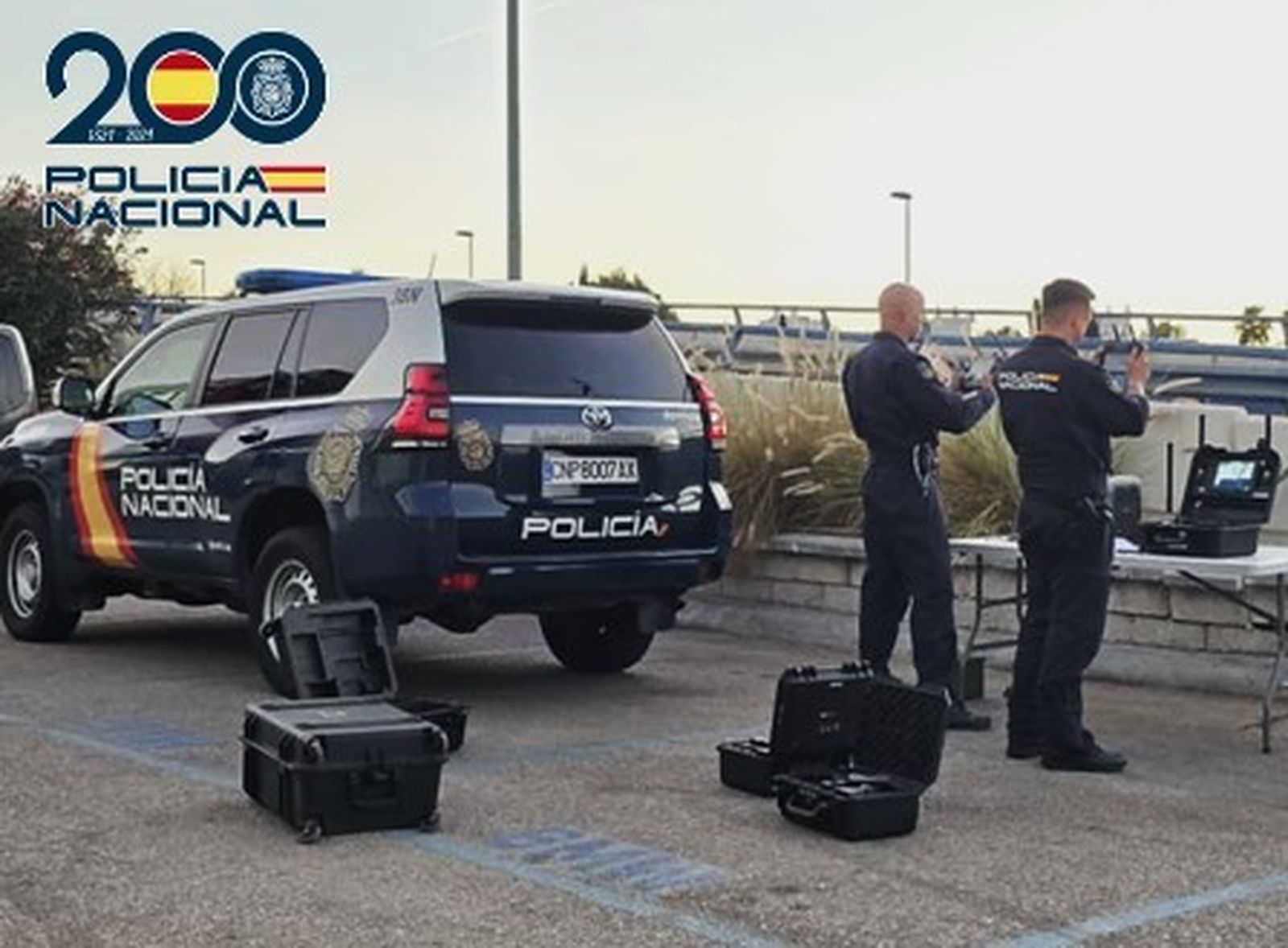 Policías durante la intervención.