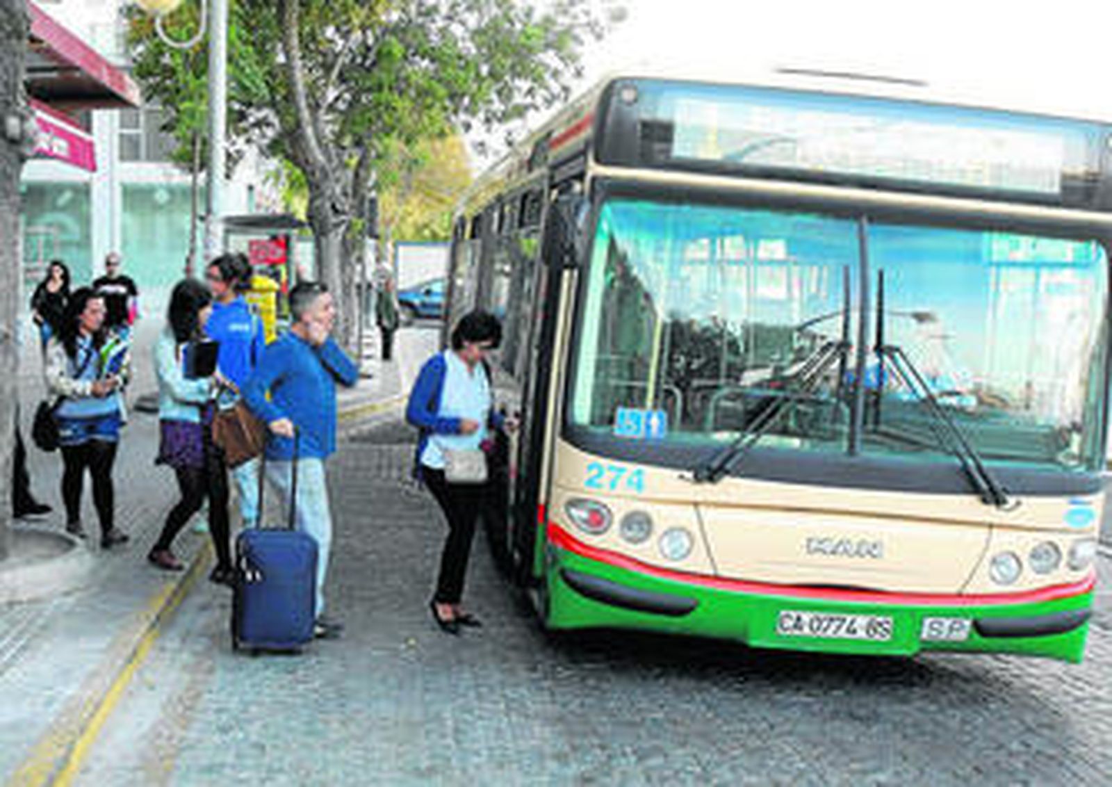 Pasajeros accediendo a un autobús del servicio urbano.