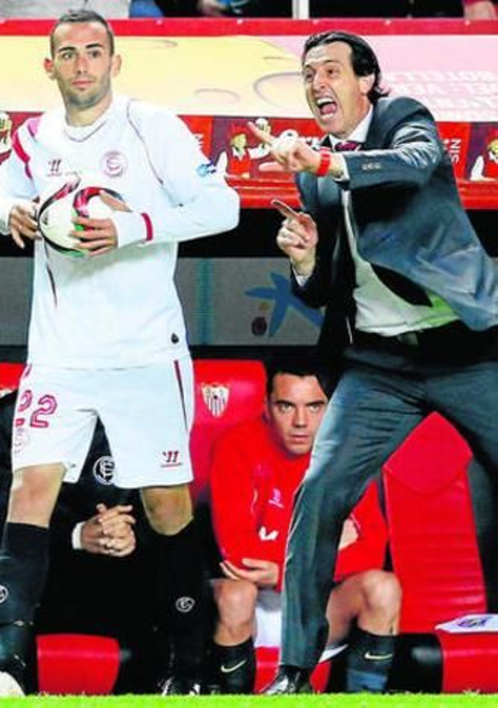 Iago Aspas fija su mirada en Emery ante Aleix Vidal, último cambio.