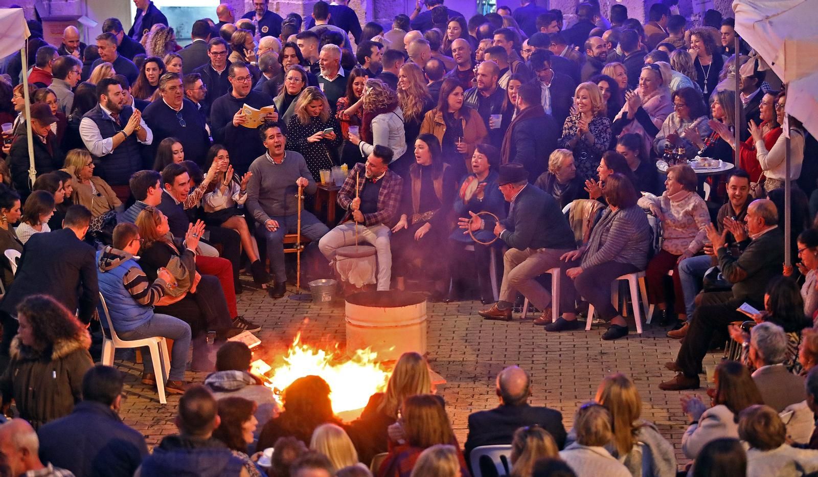 Cantar villancicos en una plaza con una candela: Zambombas