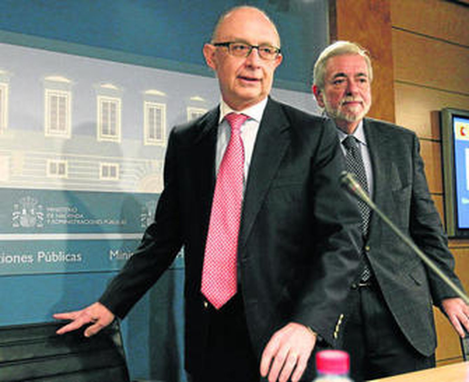 El ministro de Hacienda, Cristóbal Montoro, y el secretario de Estado de Administraciones Públicas, Antonio Beteta.