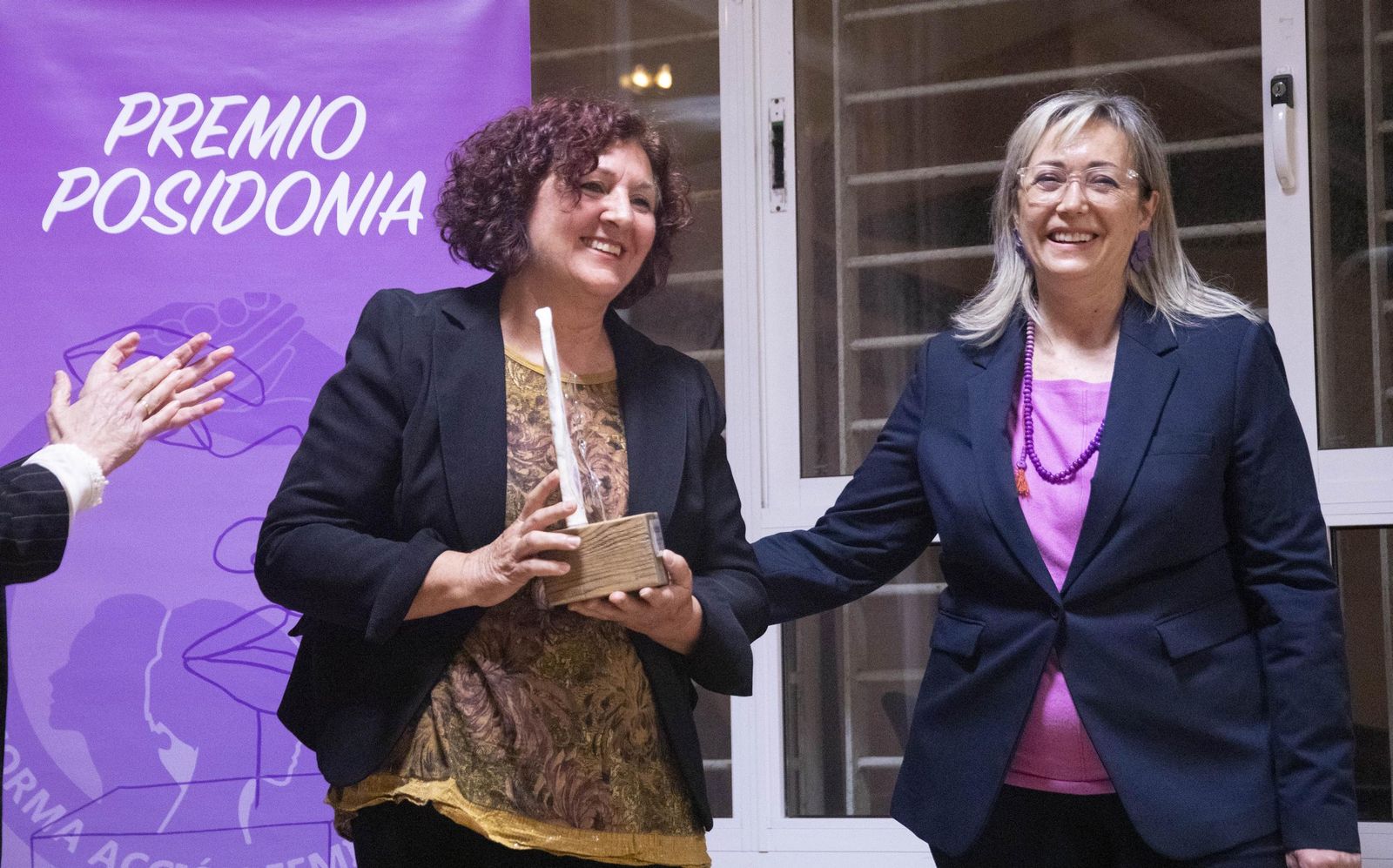 La Plataforma de Acción Feminista en Almería rinde homenaje a las mujeres de la Desbandá con su II Premio ‘Posidonia’ a Loli Sierra, vicepresidenta de la Asociación Memorialista de la Desbandá, en imágenes