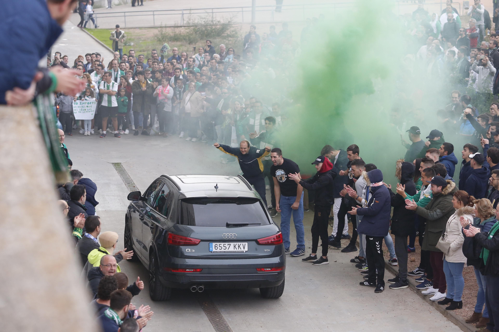 La afición del Córdoba recibe a sus jugadores y clama contra Jesús León